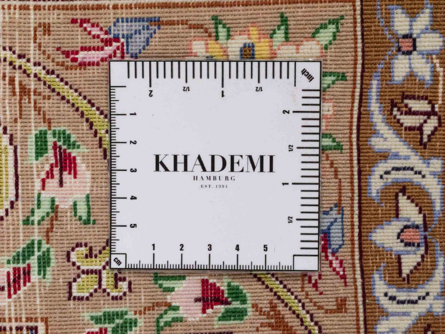 Handgeknüpfter "Mazaheri" Isfahan Perserteppich von Khademi aus Wolle mit Seide, beige, cremeweiß. Feiner, persischer Teppich mit Medaillon, signiert. Orientteppich geknüpft in Iran. Größe: 163 x 113 cm. Teppichnummer: DB3-1043 Jupiter Intl.