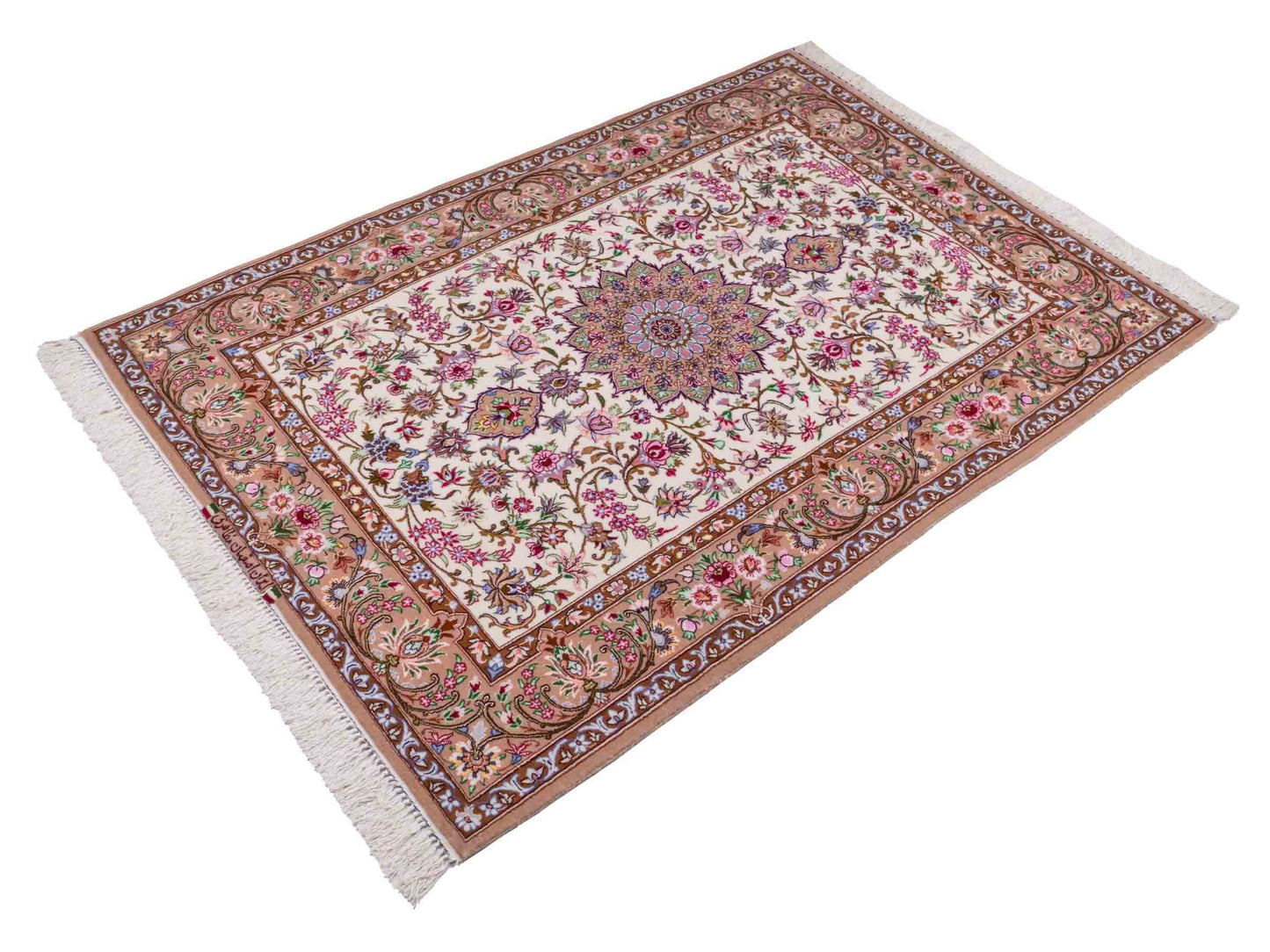 Handgeknüpfter "Mazaheri" Isfahan Perserteppich von Khademi aus Wolle mit Seide, beige, cremeweiß. Feiner, persischer Teppich mit Medaillon, signiert. Orientteppich geknüpft in Iran. Größe: 163 x 113 cm. Teppichnummer: DB3-1043 Jupiter Intl.