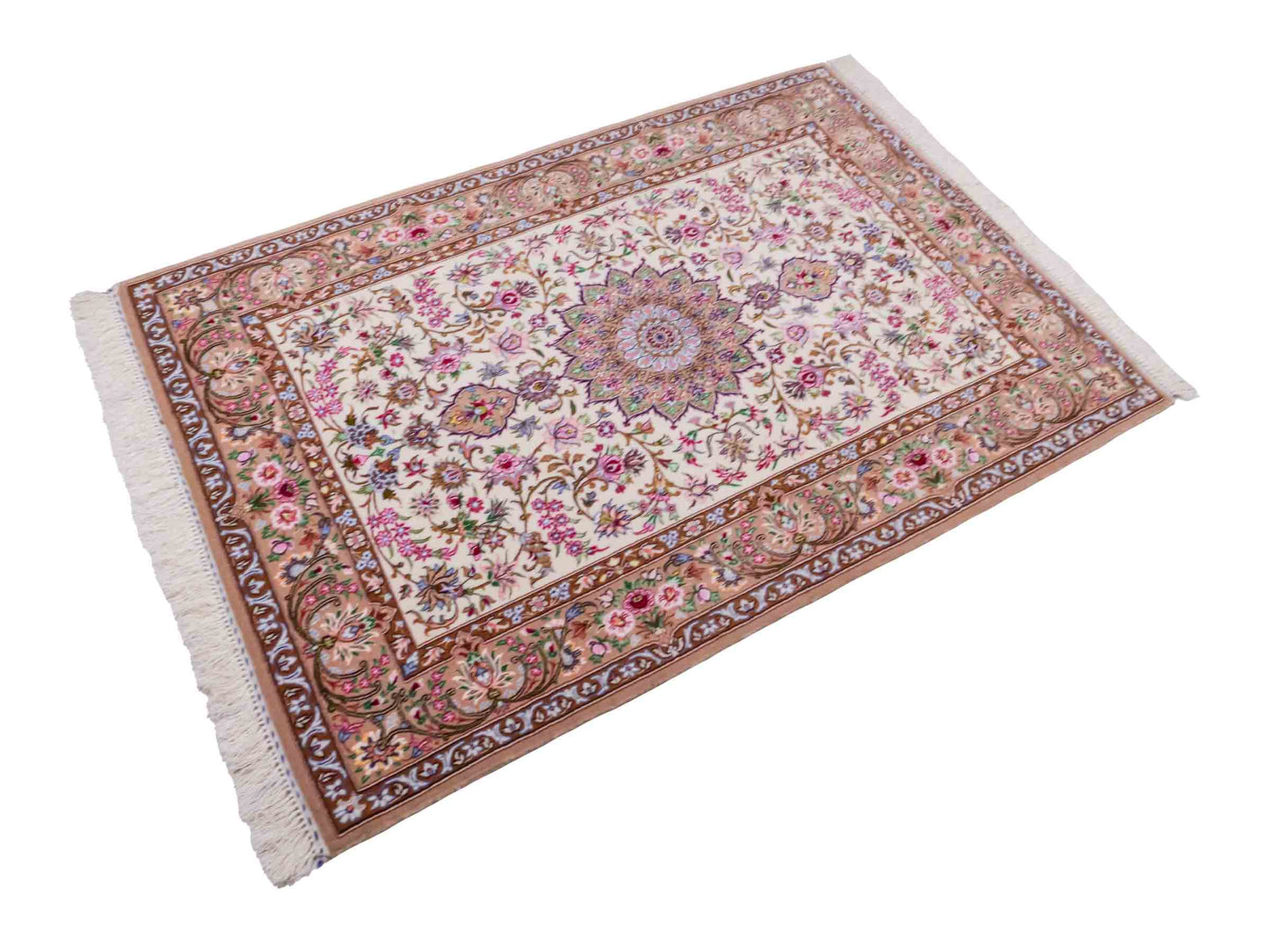 Handgeknüpfter "Mazaheri" Isfahan Perserteppich von Khademi aus Wolle mit Seide, beige, cremeweiß. Feiner, persischer Teppich mit Medaillon, signiert. Orientteppich geknüpft in Iran. Größe: 163 x 113 cm. Teppichnummer: DB3-1043 Jupiter Intl.