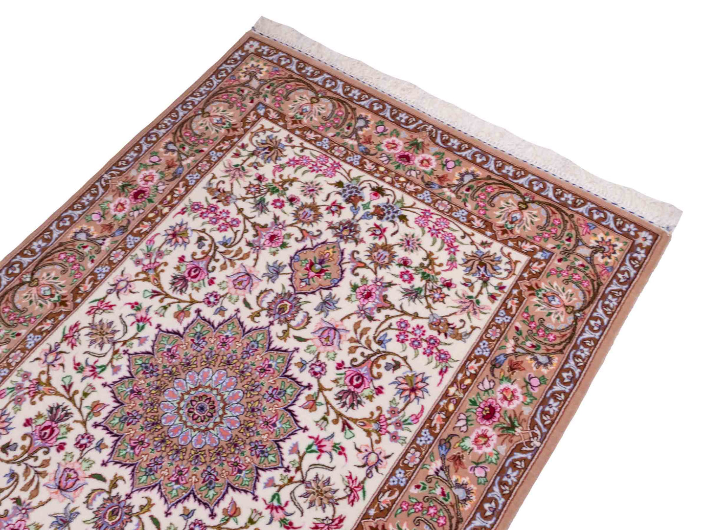 Handgeknüpfter "Mazaheri" Isfahan Perserteppich von Khademi aus Wolle mit Seide, beige, cremeweiß. Feiner, persischer Teppich mit Medaillon, signiert. Orientteppich geknüpft in Iran. Größe: 163 x 113 cm. Teppichnummer: DB3-1043 Jupiter Intl.