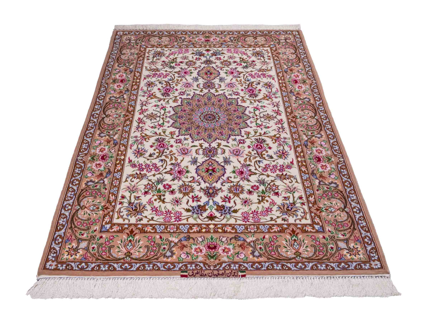 Handgeknüpfter "Mazaheri" Isfahan Perserteppich von Khademi aus Wolle mit Seide, beige, cremeweiß. Feiner, persischer Teppich mit Medaillon, signiert. Orientteppich geknüpft in Iran. Größe: 163 x 113 cm. Teppichnummer: DB3-1043 Jupiter Intl.