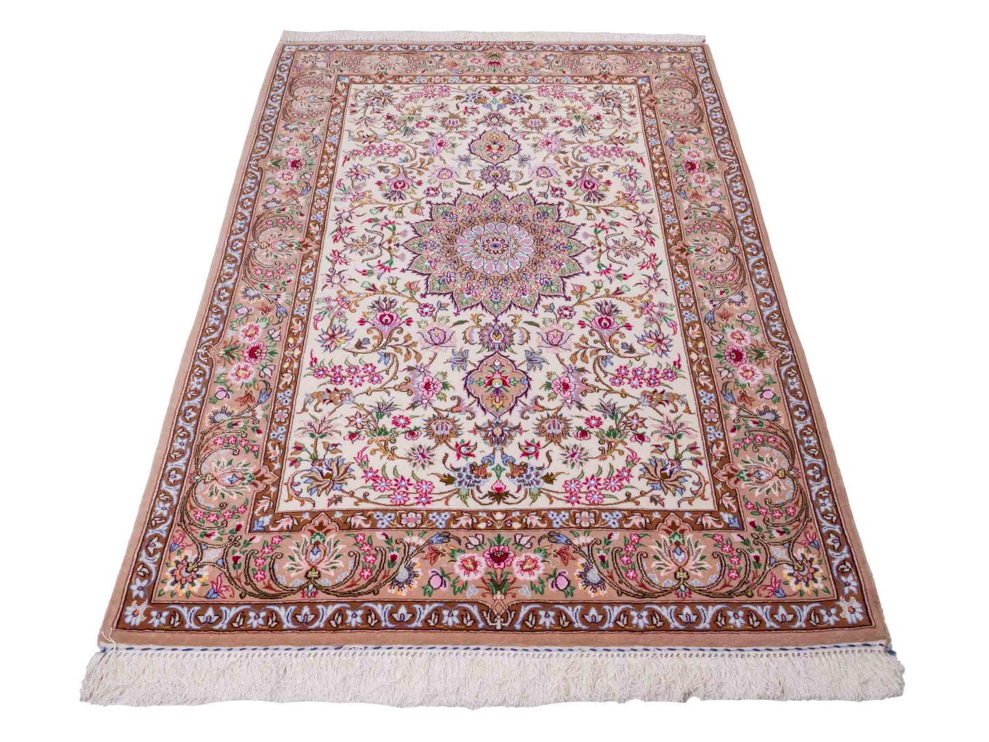 Handgeknüpfter "Mazaheri" Isfahan Perserteppich von Khademi aus Wolle mit Seide, beige, cremeweiß. Feiner, persischer Teppich mit Medaillon, signiert. Orientteppich geknüpft in Iran. Größe: 163 x 113 cm. Teppichnummer: DB3-1043 Jupiter Intl.