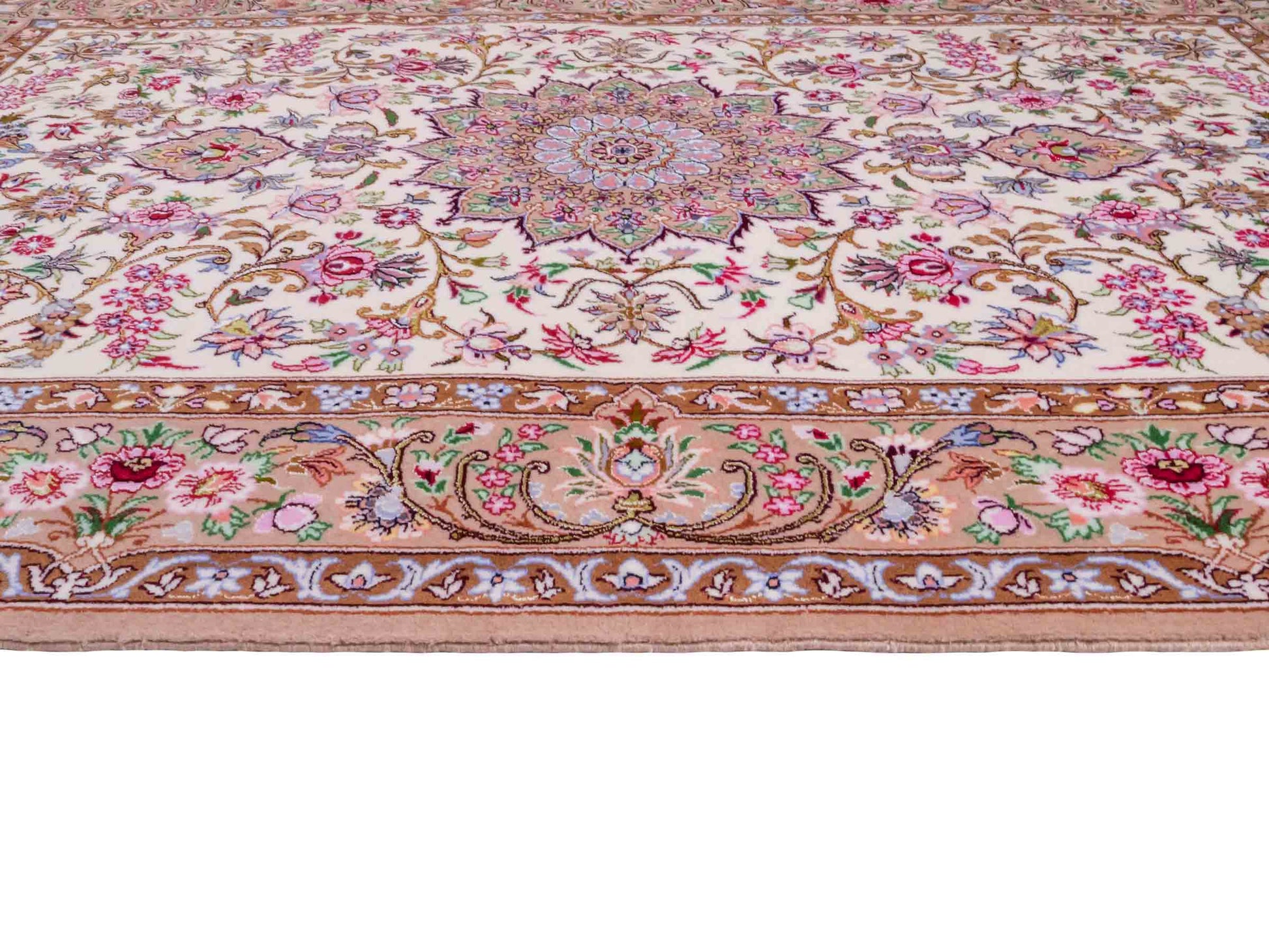 Handgeknüpfter "Mazaheri" Isfahan Perserteppich von Khademi aus Wolle mit Seide, beige, cremeweiß. Feiner, persischer Teppich mit Medaillon, signiert. Orientteppich geknüpft in Iran. Größe: 163 x 113 cm. Teppichnummer: DB3-1043 Jupiter Intl.