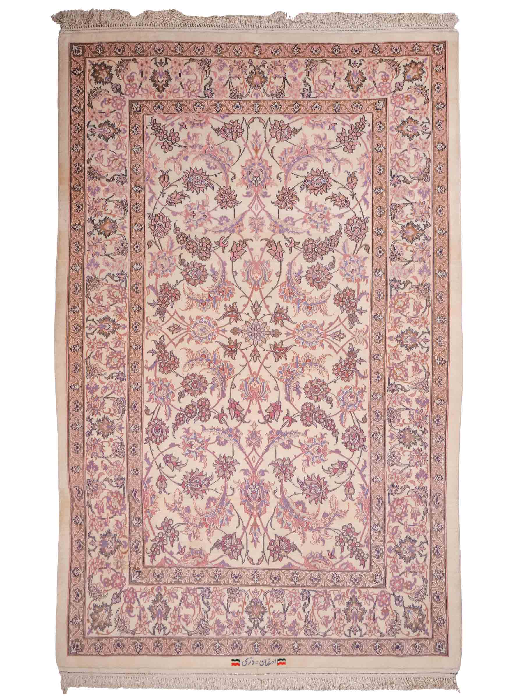 Handgeknüpfter "Darri" Isfahan Perserteppich von Khademi aus Wolle mit Seide, cremeweiß, rosa. Feiner, persischer Teppich mit Allover-Motiv, signiert. Orientteppich, geknüpft in Iran. Größe: 164 x 107 cm. Teppichnummer: SB3-1059 | Jupiter In