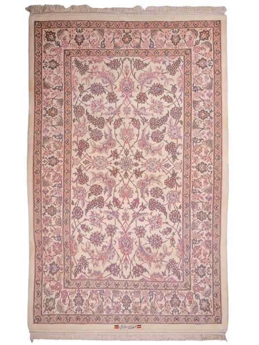 Handgeknüpfter "Darri" Isfahan Perserteppich von Khademi aus Wolle mit Seide, cremeweiß, rosa. Feiner, persischer Teppich mit Allover-Motiv, signiert. Orientteppich, geknüpft in Iran. Größe: 164 x 107 cm. Teppichnummer: SB3-1059 | Jupiter In
