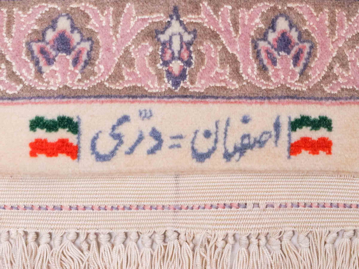 Handgeknüpfter "Darri" Isfahan Perserteppich von Khademi aus Wolle mit Seide, cremeweiß, rosa. Feiner, persischer Teppich mit Allover-Motiv, signiert. Orientteppich, geknüpft in Iran. Größe: 164 x 107 cm. Teppichnummer: SB3-1059 | Jupiter In