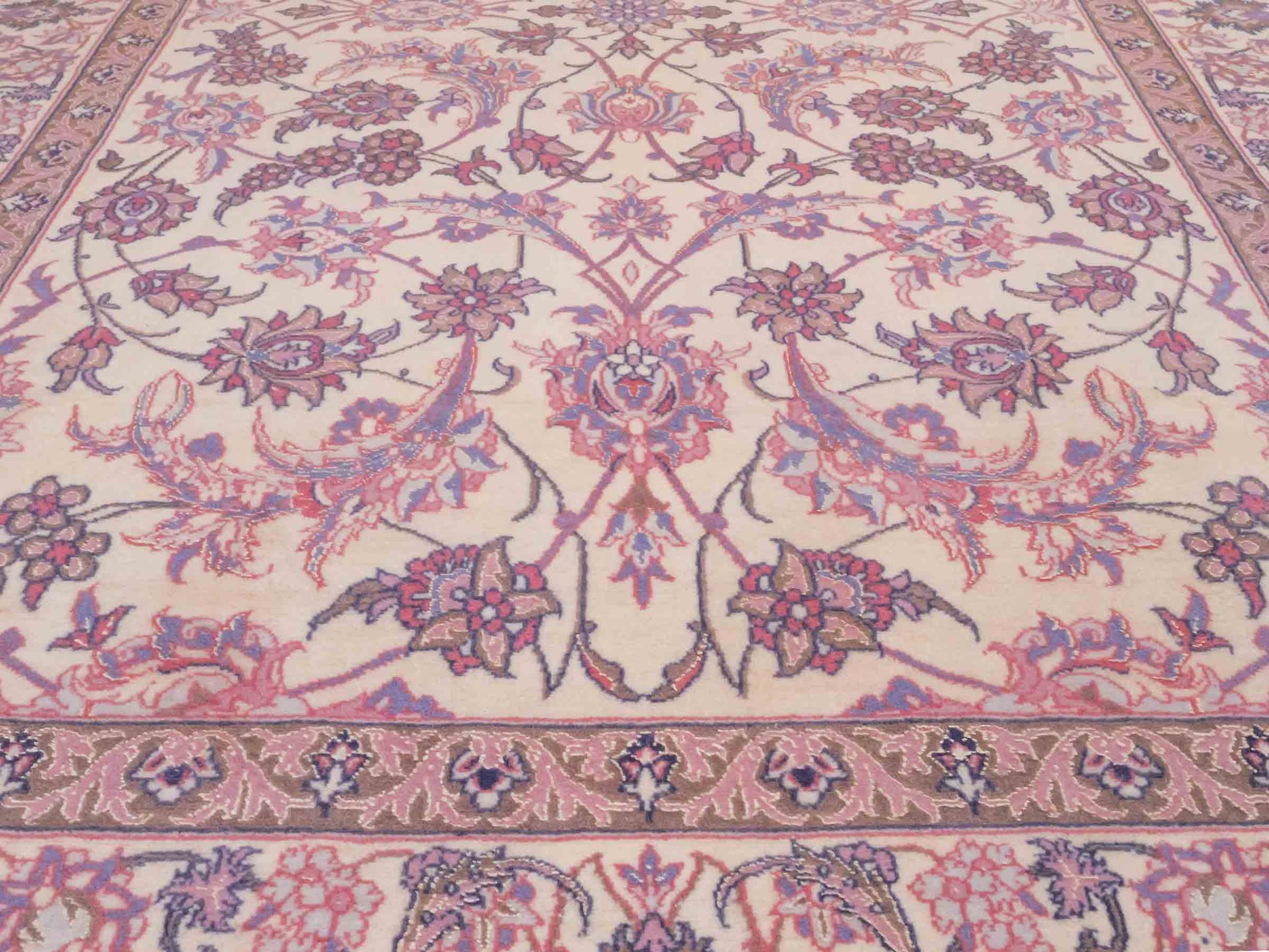 Handgeknüpfter "Darri" Isfahan Perserteppich von Khademi aus Wolle mit Seide, cremeweiß, rosa. Feiner, persischer Teppich mit Allover-Motiv, signiert. Orientteppich, geknüpft in Iran. Größe: 164 x 107 cm. Teppichnummer: SB3-1059 | Jupiter In