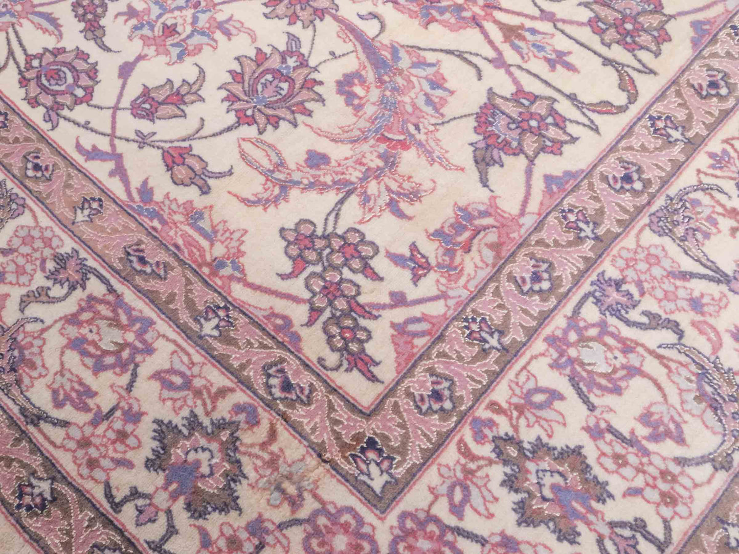 Handgeknüpfter "Darri" Isfahan Perserteppich von Khademi aus Wolle mit Seide, cremeweiß, rosa. Feiner, persischer Teppich mit Allover-Motiv, signiert. Orientteppich, geknüpft in Iran. Größe: 164 x 107 cm. Teppichnummer: SB3-1059 | Jupiter In