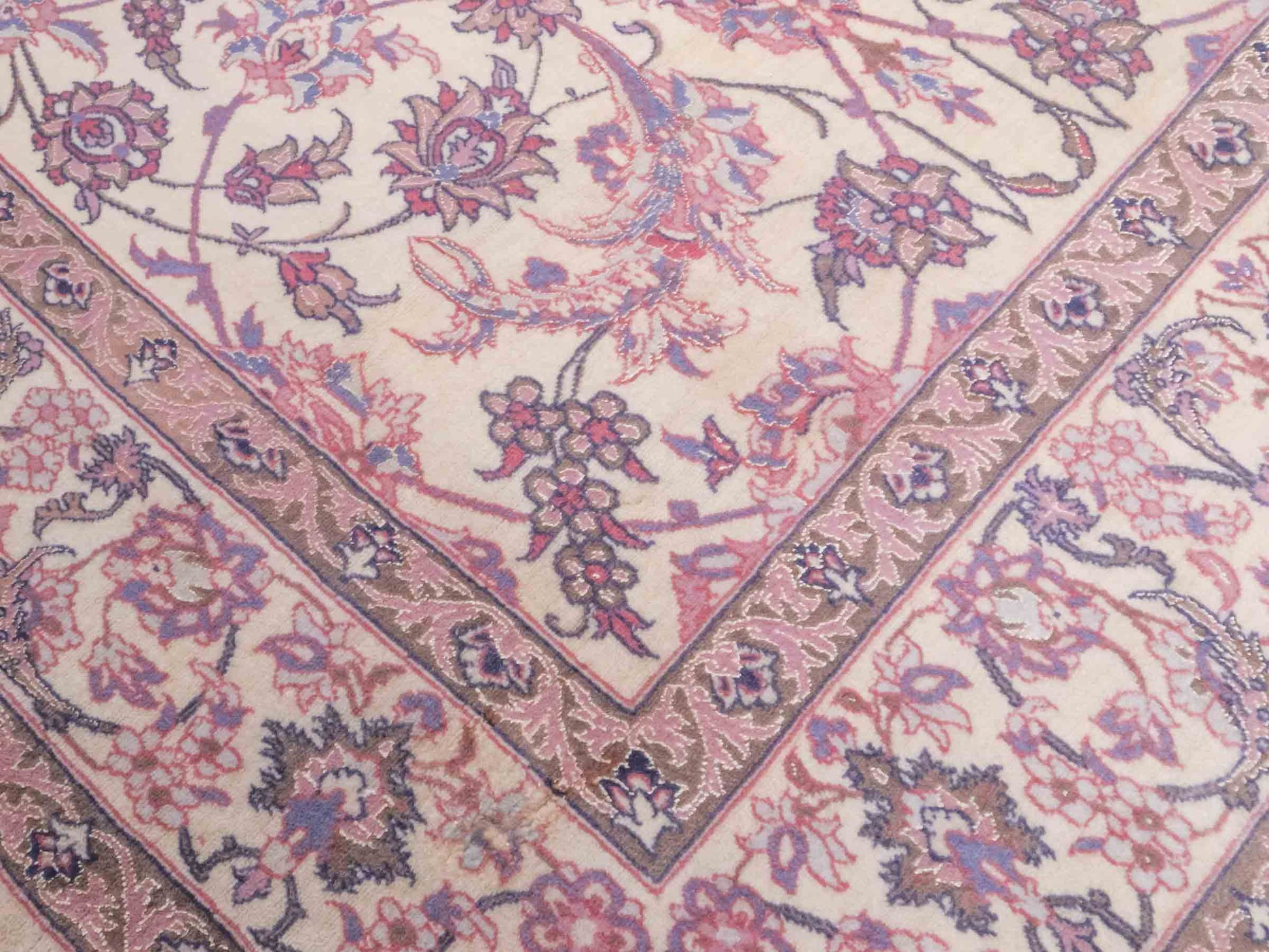 Handgeknüpfter "Darri" Isfahan Perserteppich von Khademi aus Wolle mit Seide, cremeweiß, rosa. Feiner, persischer Teppich mit Allover-Motiv, signiert. Orientteppich, geknüpft in Iran. Größe: 164 x 107 cm. Teppichnummer: SB3-1059 | Jupiter In