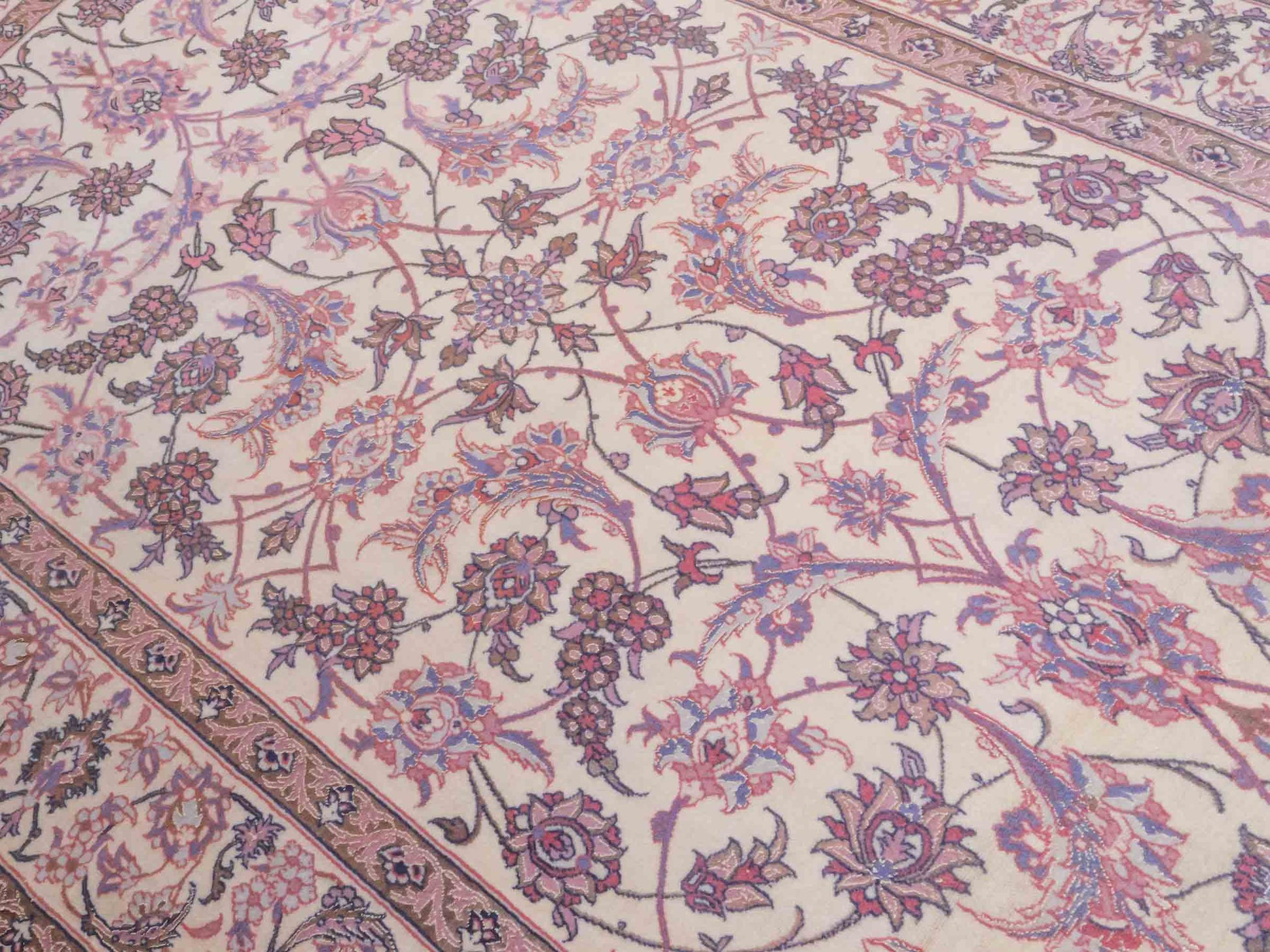 Handgeknüpfter "Darri" Isfahan Perserteppich von Khademi aus Wolle mit Seide, cremeweiß, rosa. Feiner, persischer Teppich mit Allover-Motiv, signiert. Orientteppich, geknüpft in Iran. Größe: 164 x 107 cm. Teppichnummer: SB3-1059 | Jupiter In