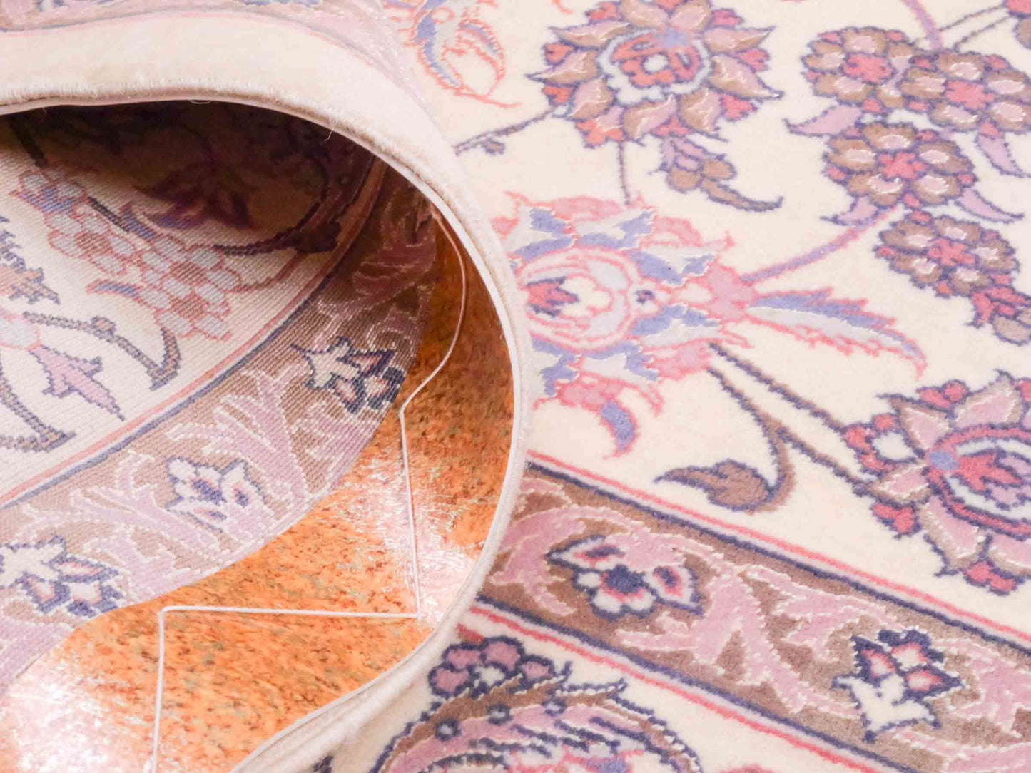 Handgeknüpfter "Darri" Isfahan Perserteppich von Khademi aus Wolle mit Seide, cremeweiß, rosa. Feiner, persischer Teppich mit Allover-Motiv, signiert. Orientteppich, geknüpft in Iran. Größe: 164 x 107 cm. Teppichnummer: SB3-1059 | Jupiter In