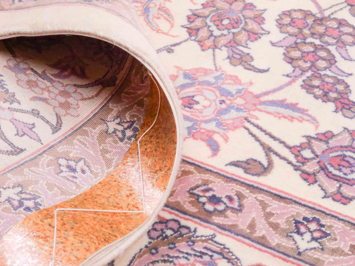 Handgeknüpfter "Darri" Isfahan Perserteppich von Khademi aus Wolle mit Seide, cremeweiß, rosa. Feiner, persischer Teppich mit Allover-Motiv, signiert. Orientteppich, geknüpft in Iran. Größe: 164 x 107 cm. Teppichnummer: SB3-1059 | Jupiter In