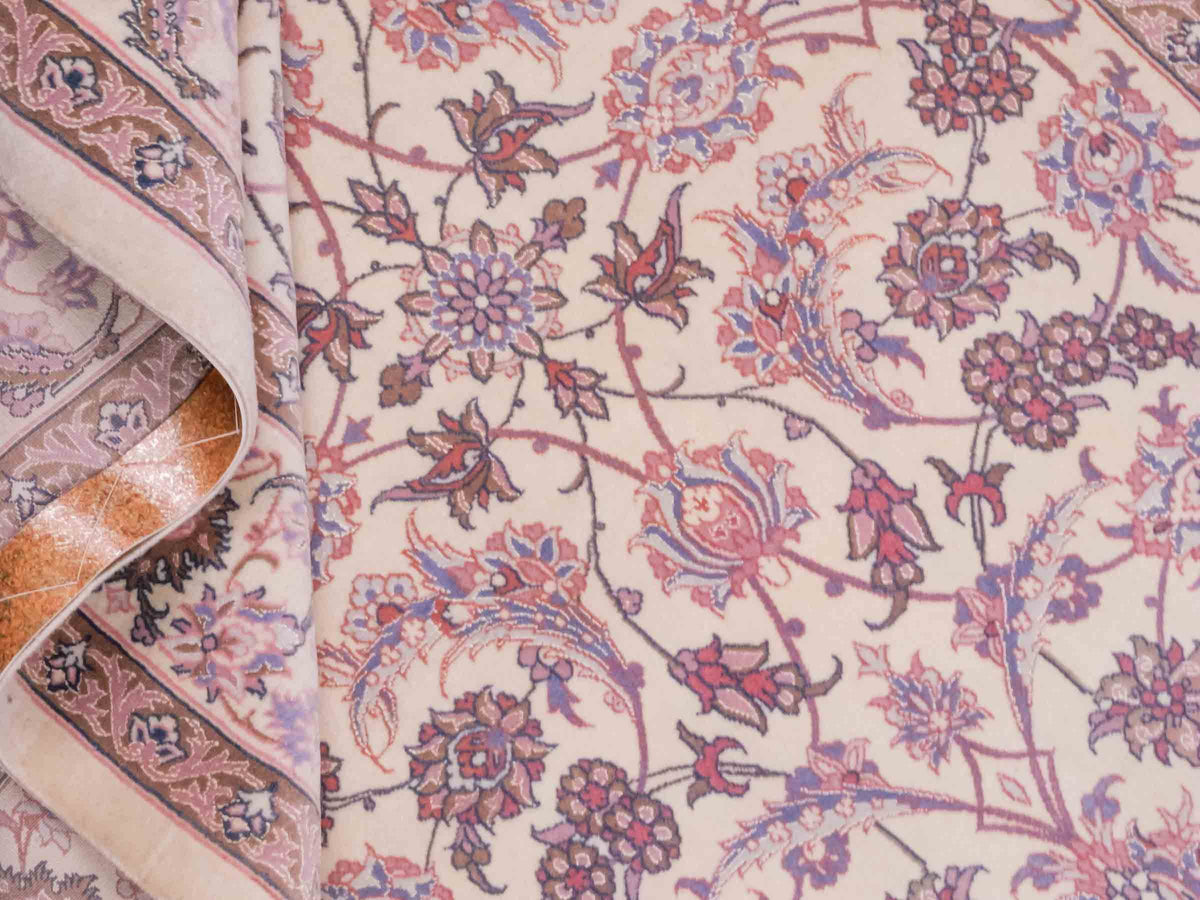 Handgeknüpfter "Darri" Isfahan Perserteppich von Khademi aus Wolle mit Seide, cremeweiß, rosa. Feiner, persischer Teppich mit Allover-Motiv, signiert. Orientteppich, geknüpft in Iran. Größe: 164 x 107 cm. Teppichnummer: SB3-1059 | Jupiter In
