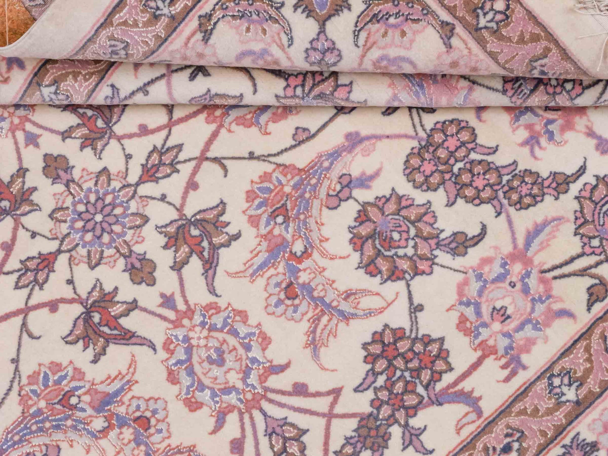 Handgeknüpfter "Darri" Isfahan Perserteppich von Khademi aus Wolle mit Seide, cremeweiß, rosa. Feiner, persischer Teppich mit Allover-Motiv, signiert. Orientteppich, geknüpft in Iran. Größe: 164 x 107 cm. Teppichnummer: SB3-1059 | Jupiter In
