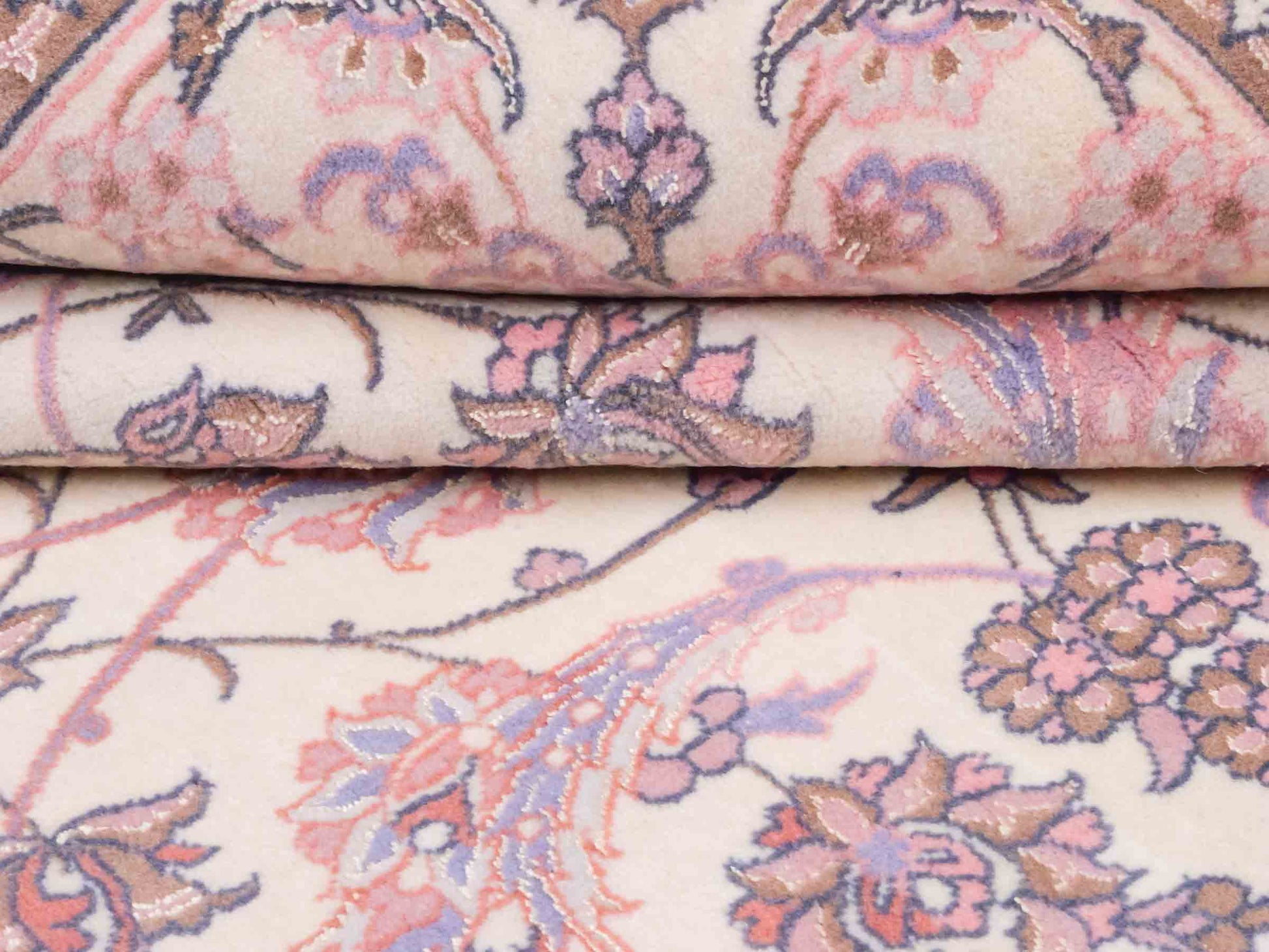 Handgeknüpfter "Darri" Isfahan Perserteppich von Khademi aus Wolle mit Seide, cremeweiß, rosa. Feiner, persischer Teppich mit Allover-Motiv, signiert. Orientteppich, geknüpft in Iran. Größe: 164 x 107 cm. Teppichnummer: SB3-1059 | Jupiter In