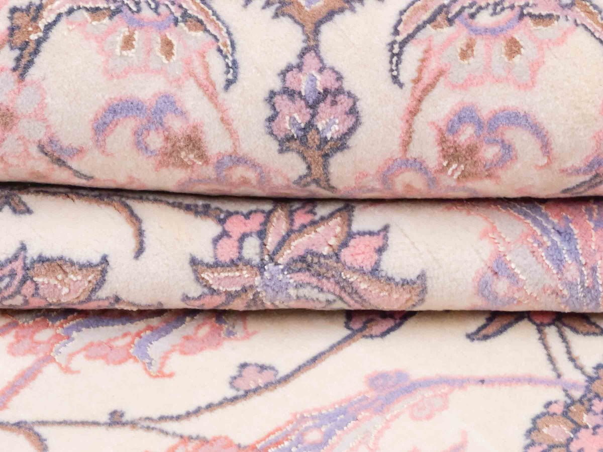 Handgeknüpfter "Darri" Isfahan Perserteppich von Khademi aus Wolle mit Seide, cremeweiß, rosa. Feiner, persischer Teppich mit Allover-Motiv, signiert. Orientteppich, geknüpft in Iran. Größe: 164 x 107 cm. Teppichnummer: SB3-1059 | Jupiter In