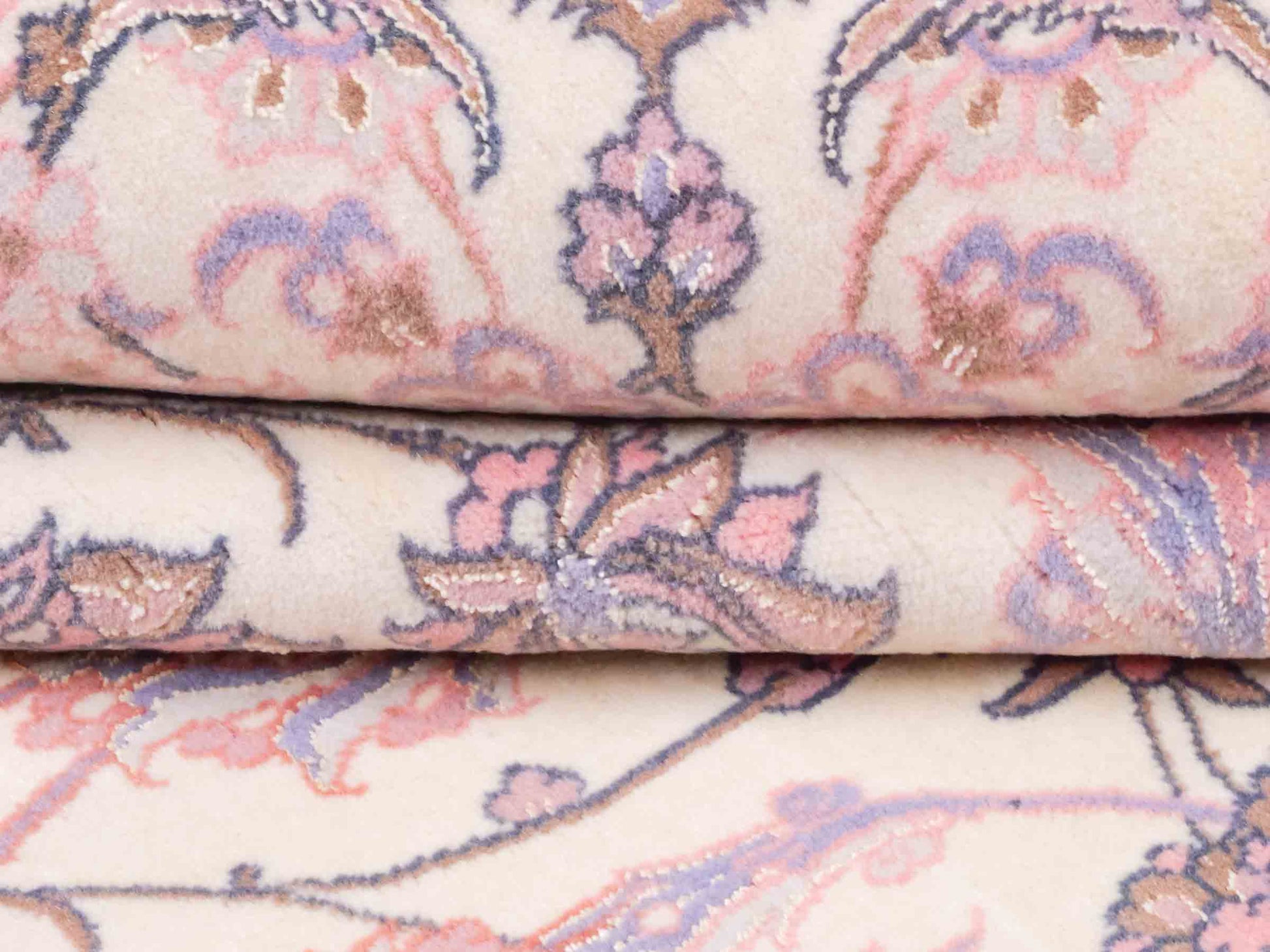 Handgeknüpfter "Darri" Isfahan Perserteppich von Khademi aus Wolle mit Seide, cremeweiß, rosa. Feiner, persischer Teppich mit Allover-Motiv, signiert. Orientteppich, geknüpft in Iran. Größe: 164 x 107 cm. Teppichnummer: SB3-1059 | Jupiter In