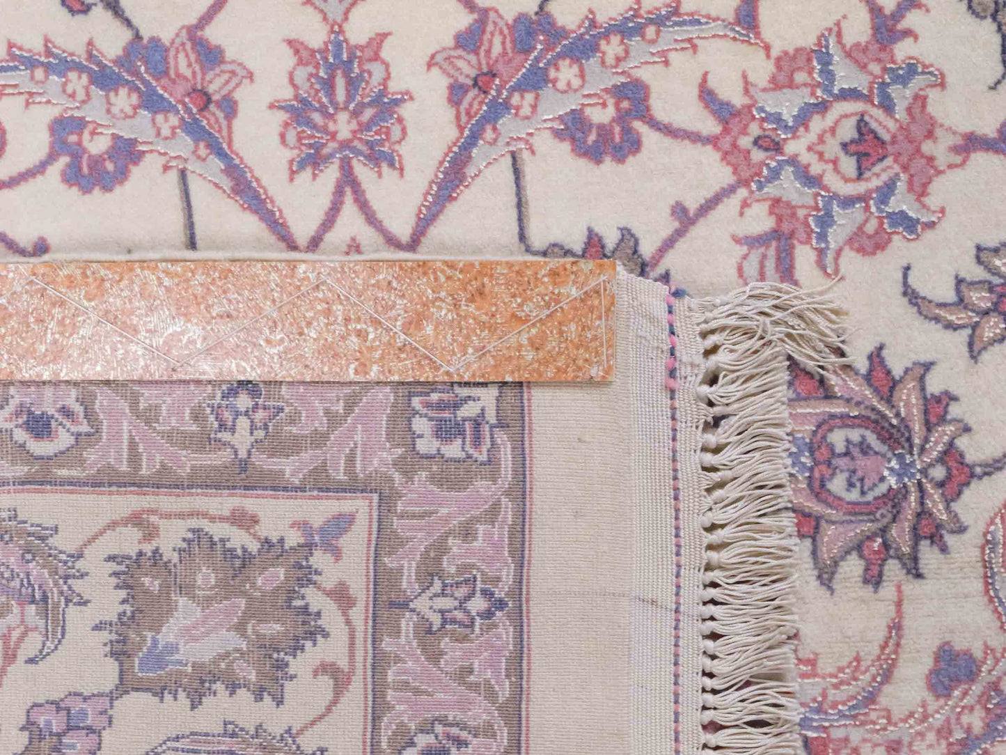 Handgeknüpfter "Darri" Isfahan Perserteppich von Khademi aus Wolle mit Seide, cremeweiß, rosa. Feiner, persischer Teppich mit Allover-Motiv, signiert. Orientteppich, geknüpft in Iran. Größe: 164 x 107 cm. Teppichnummer: SB3-1059 | Jupiter In