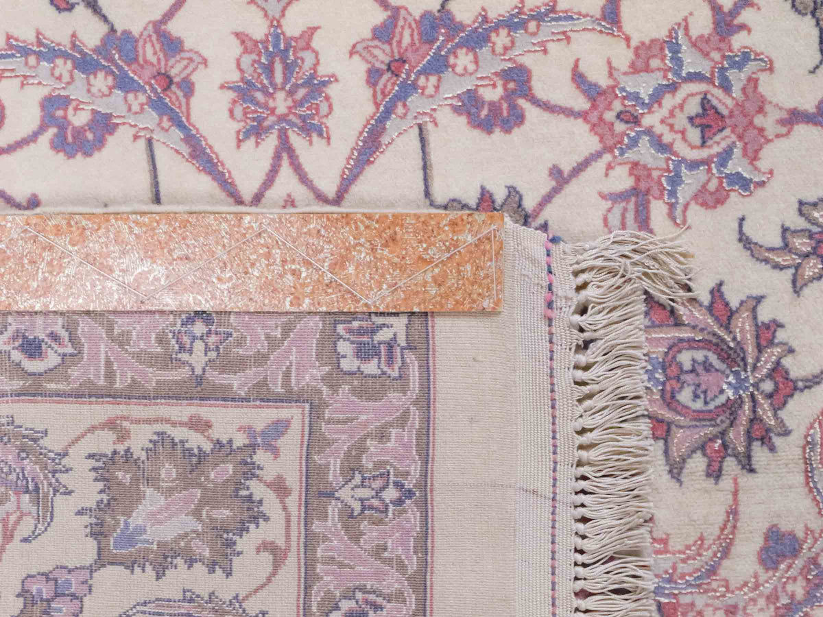 Handgeknüpfter "Darri" Isfahan Perserteppich von Khademi aus Wolle mit Seide, cremeweiß, rosa. Feiner, persischer Teppich mit Allover-Motiv, signiert. Orientteppich, geknüpft in Iran. Größe: 164 x 107 cm. Teppichnummer: SB3-1059 | Jupiter In