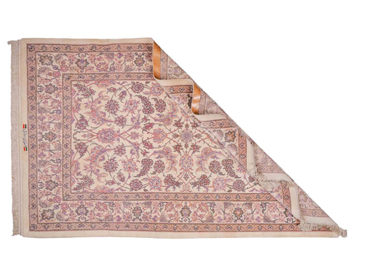 Handgeknüpfter "Darri" Isfahan Perserteppich von Khademi aus Wolle mit Seide, cremeweiß, rosa. Feiner, persischer Teppich mit Allover-Motiv, signiert. Orientteppich, geknüpft in Iran. Größe: 164 x 107 cm. Teppichnummer: SB3-1059 | Jupiter In