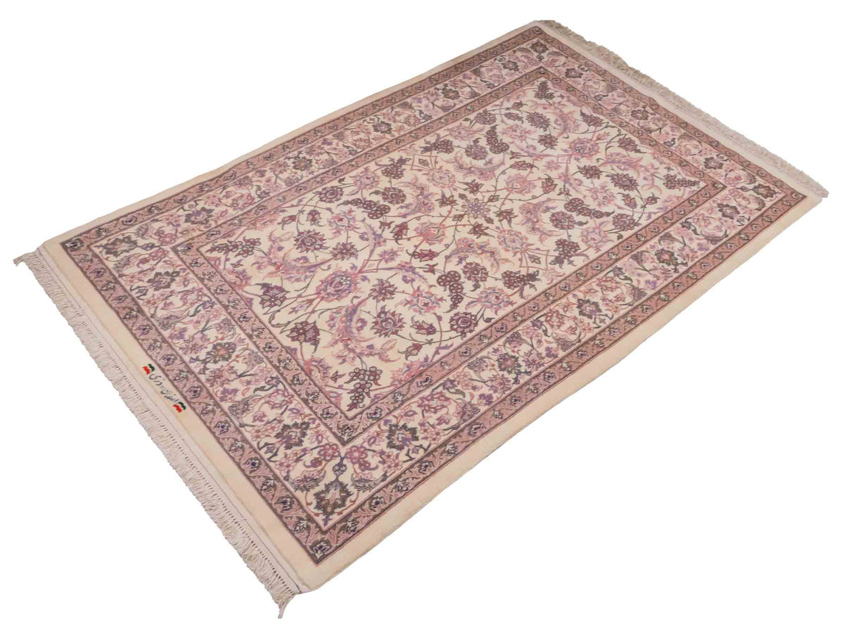 Handgeknüpfter "Darri" Isfahan Perserteppich von Khademi aus Wolle mit Seide, cremeweiß, rosa. Feiner, persischer Teppich mit Allover-Motiv, signiert. Orientteppich, geknüpft in Iran. Größe: 164 x 107 cm. Teppichnummer: SB3-1059 | Jupiter In