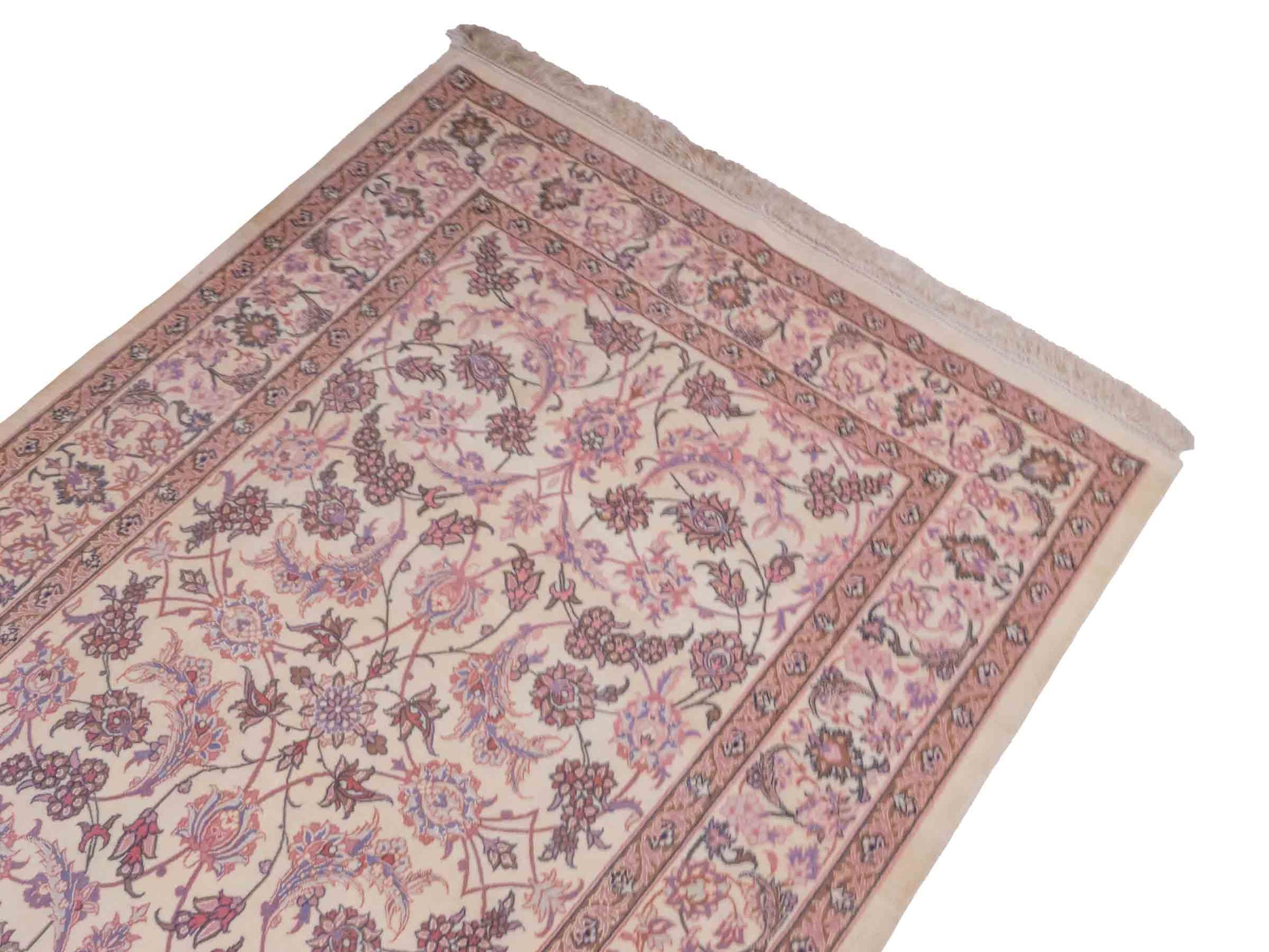 Handgeknüpfter "Darri" Isfahan Perserteppich von Khademi aus Wolle mit Seide, cremeweiß, rosa. Feiner, persischer Teppich mit Allover-Motiv, signiert. Orientteppich, geknüpft in Iran. Größe: 164 x 107 cm. Teppichnummer: SB3-1059 | Jupiter In