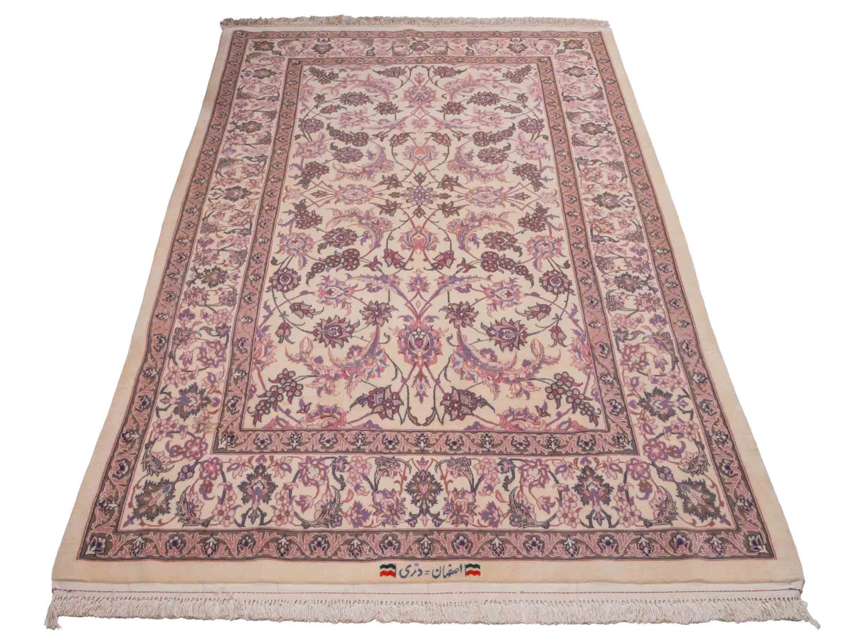 Handgeknüpfter "Darri" Isfahan Perserteppich von Khademi aus Wolle mit Seide, cremeweiß, rosa. Feiner, persischer Teppich mit Allover-Motiv, signiert. Orientteppich, geknüpft in Iran. Größe: 164 x 107 cm. Teppichnummer: SB3-1059 | Jupiter In