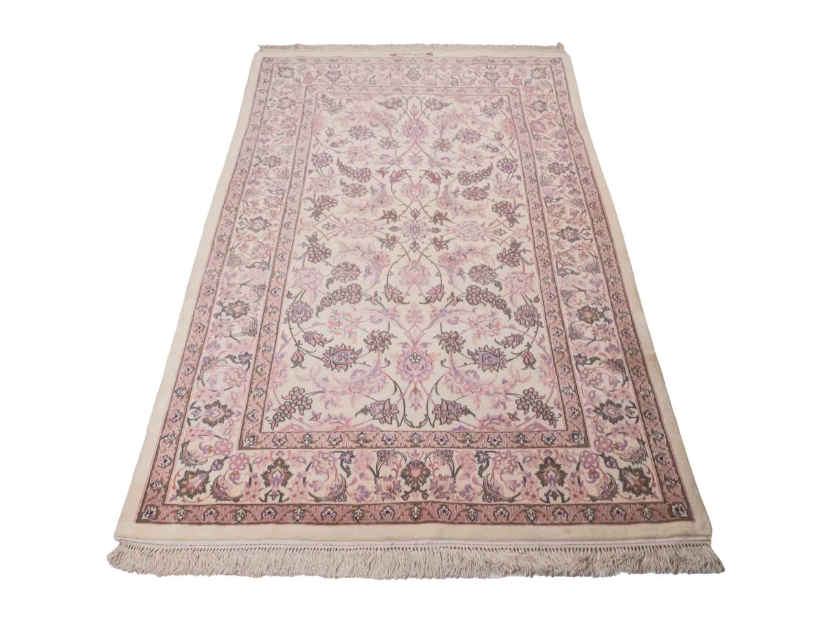 Handgeknüpfter "Darri" Isfahan Perserteppich von Khademi aus Wolle mit Seide, cremeweiß, rosa. Feiner, persischer Teppich mit Allover-Motiv, signiert. Orientteppich, geknüpft in Iran. Größe: 164 x 107 cm. Teppichnummer: SB3-1059 | Jupiter In
