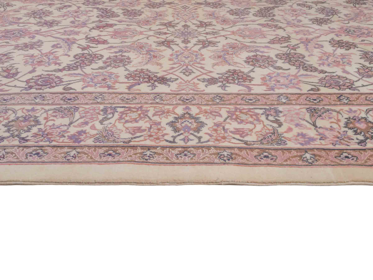 Handgeknüpfter "Darri" Isfahan Perserteppich von Khademi aus Wolle mit Seide, cremeweiß, rosa. Feiner, persischer Teppich mit Allover-Motiv, signiert. Orientteppich, geknüpft in Iran. Größe: 164 x 107 cm. Teppichnummer: SB3-1059 | Jupiter In