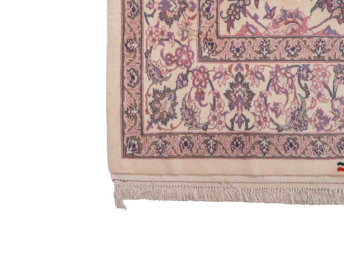 Handgeknüpfter "Darri" Isfahan Perserteppich von Khademi aus Wolle mit Seide, cremeweiß, rosa. Feiner, persischer Teppich mit Allover-Motiv, signiert. Orientteppich, geknüpft in Iran. Größe: 164 x 107 cm. Teppichnummer: SB3-1059 | Jupiter In