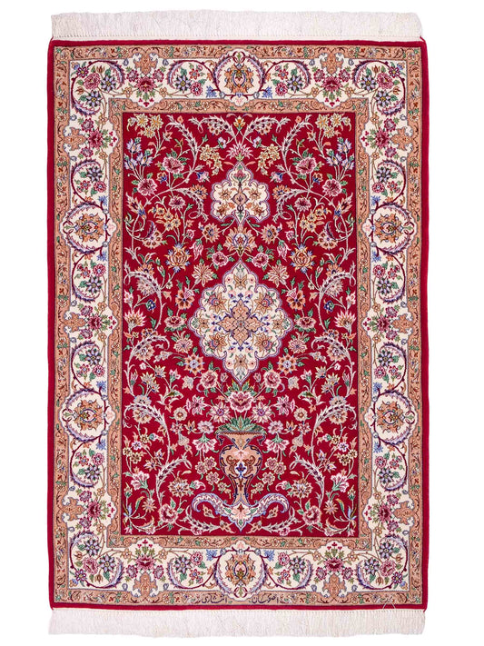Handgeknüpfter "Entezari" Isfahan Perserteppich von Khademi aus Wolle mit Seide, rot. Feiner, persischer Teppich mit Medaillon, signiert. Orientteppich, geknüpft in Iran. Größe: 164 x 118 cm. Teppichnummer: SB3-1053 | Jupiter Intl.
