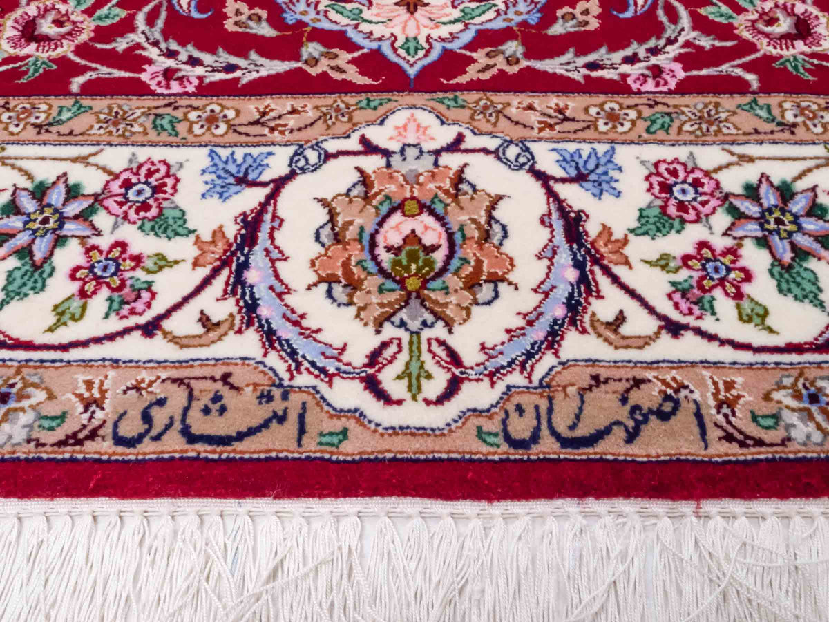 Handgeknüpfter "Entezari" Isfahan Perserteppich von Khademi aus Wolle mit Seide, rot. Feiner, persischer Teppich mit Medaillon, signiert. Orientteppich, geknüpft in Iran. Größe: 164 x 118 cm. Teppichnummer: SB3-1053 | Jupiter Intl.