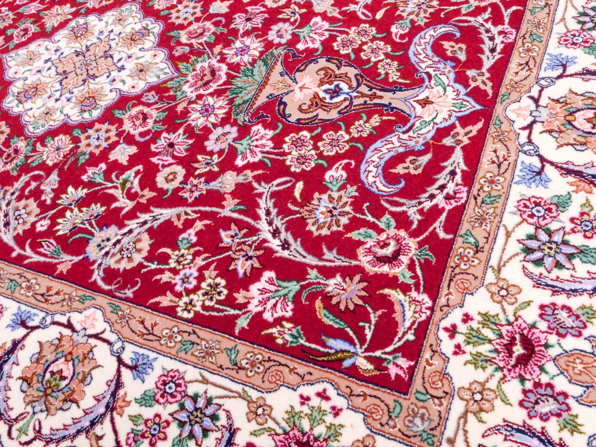 Handgeknüpfter "Entezari" Isfahan Perserteppich von Khademi aus Wolle mit Seide, rot. Feiner, persischer Teppich mit Medaillon, signiert. Orientteppich, geknüpft in Iran. Größe: 164 x 118 cm. Teppichnummer: SB3-1053 | Jupiter Intl.