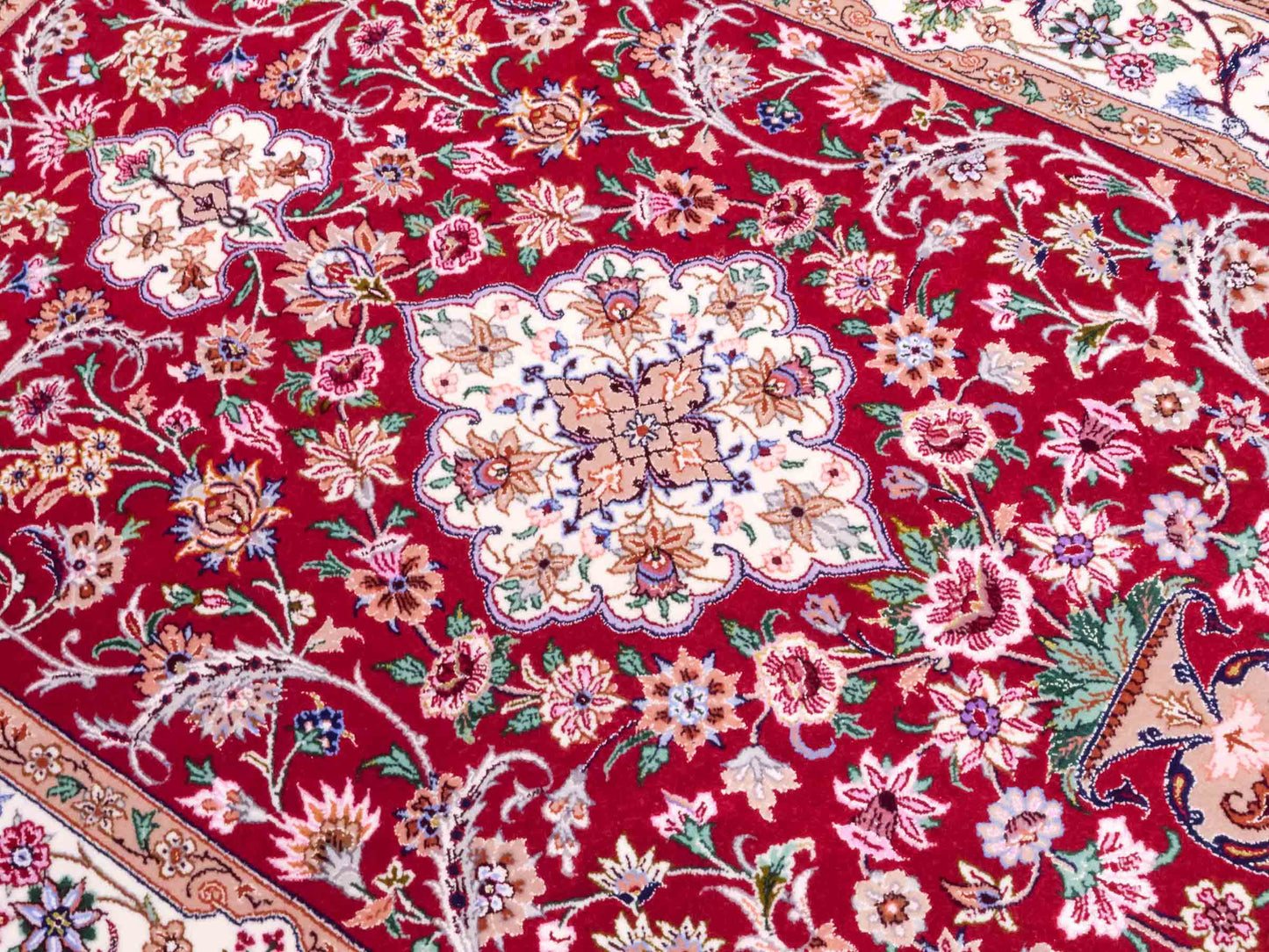 Handgeknüpfter "Entezari" Isfahan Perserteppich von Khademi aus Wolle mit Seide, rot. Feiner, persischer Teppich mit Medaillon, signiert. Orientteppich, geknüpft in Iran. Größe: 164 x 118 cm. Teppichnummer: SB3-1053 | Jupiter Intl.