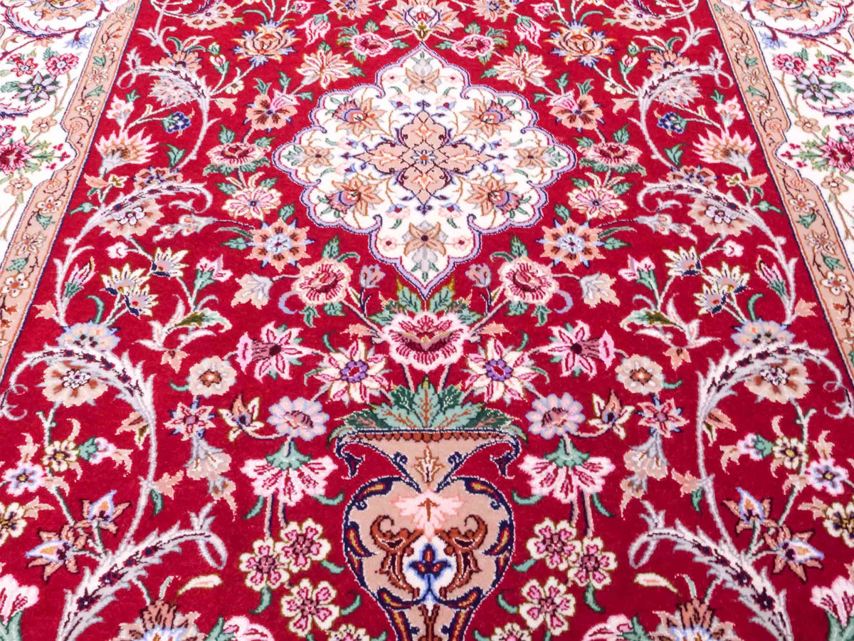 Handgeknüpfter "Entezari" Isfahan Perserteppich von Khademi aus Wolle mit Seide, rot. Feiner, persischer Teppich mit Medaillon, signiert. Orientteppich, geknüpft in Iran. Größe: 164 x 118 cm. Teppichnummer: SB3-1053 | Jupiter Intl.