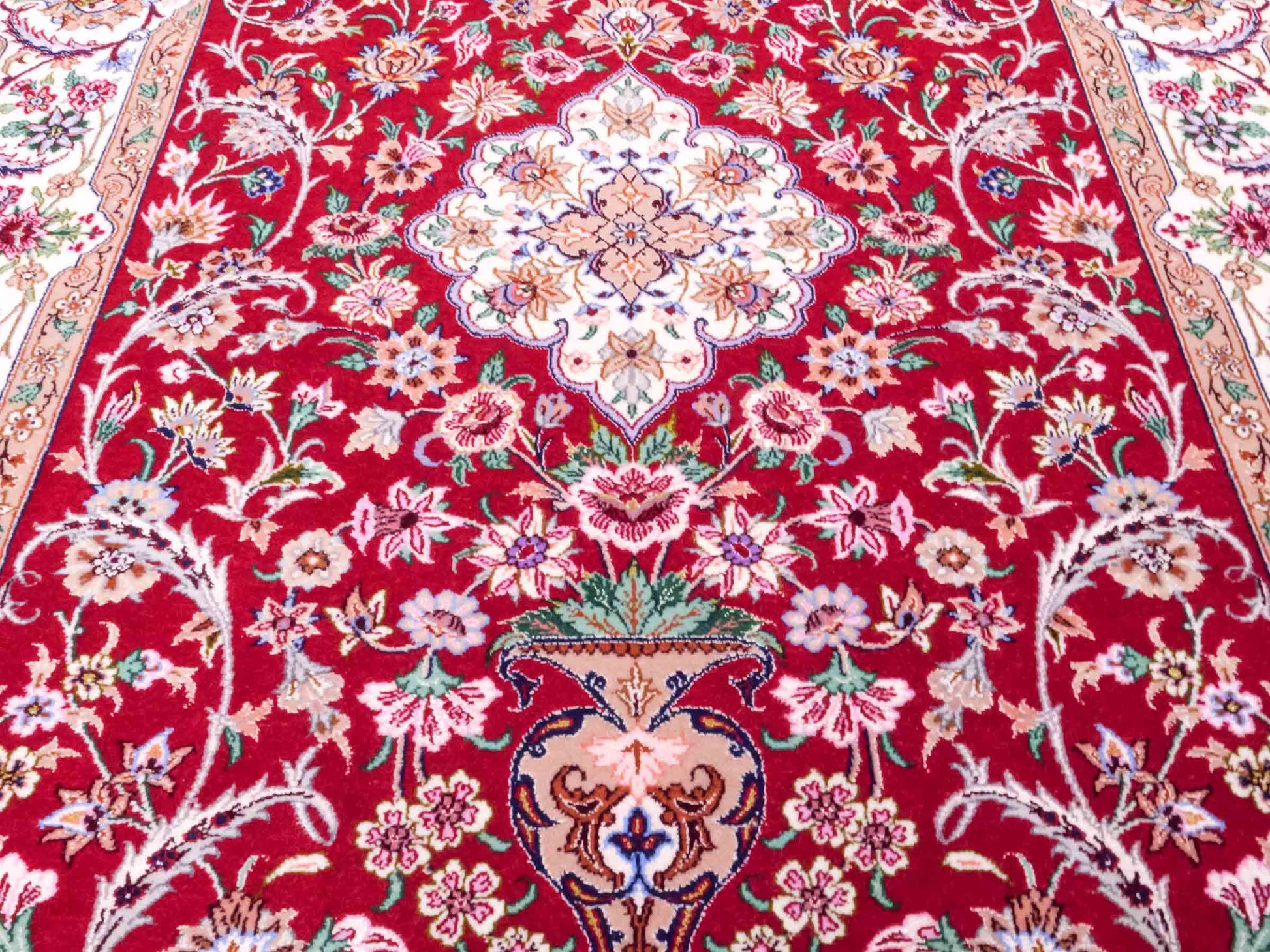 Handgeknüpfter "Entezari" Isfahan Perserteppich von Khademi aus Wolle mit Seide, rot. Feiner, persischer Teppich mit Medaillon, signiert. Orientteppich, geknüpft in Iran. Größe: 164 x 118 cm. Teppichnummer: SB3-1053 | Jupiter Intl.