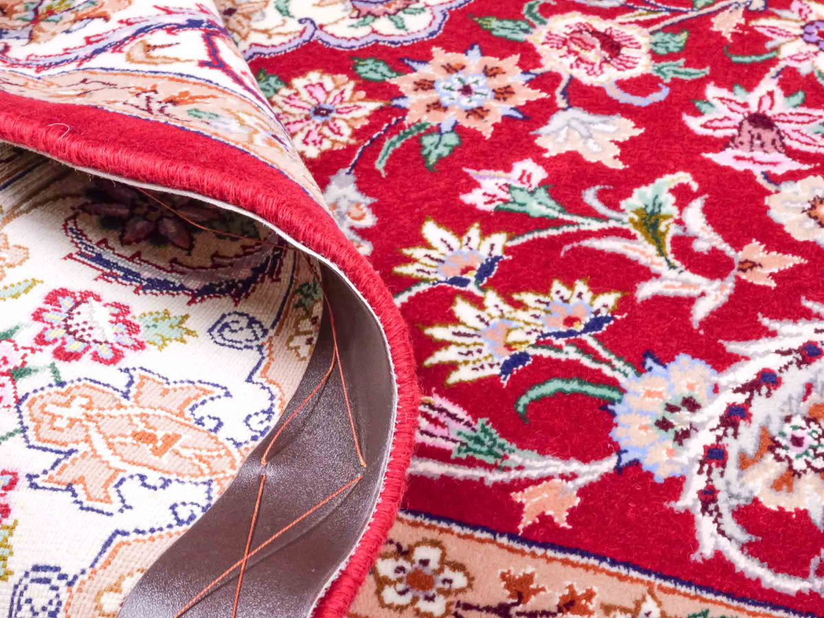 Handgeknüpfter "Entezari" Isfahan Perserteppich von Khademi aus Wolle mit Seide, rot. Feiner, persischer Teppich mit Medaillon, signiert. Orientteppich, geknüpft in Iran. Größe: 164 x 118 cm. Teppichnummer: SB3-1053 | Jupiter Intl.