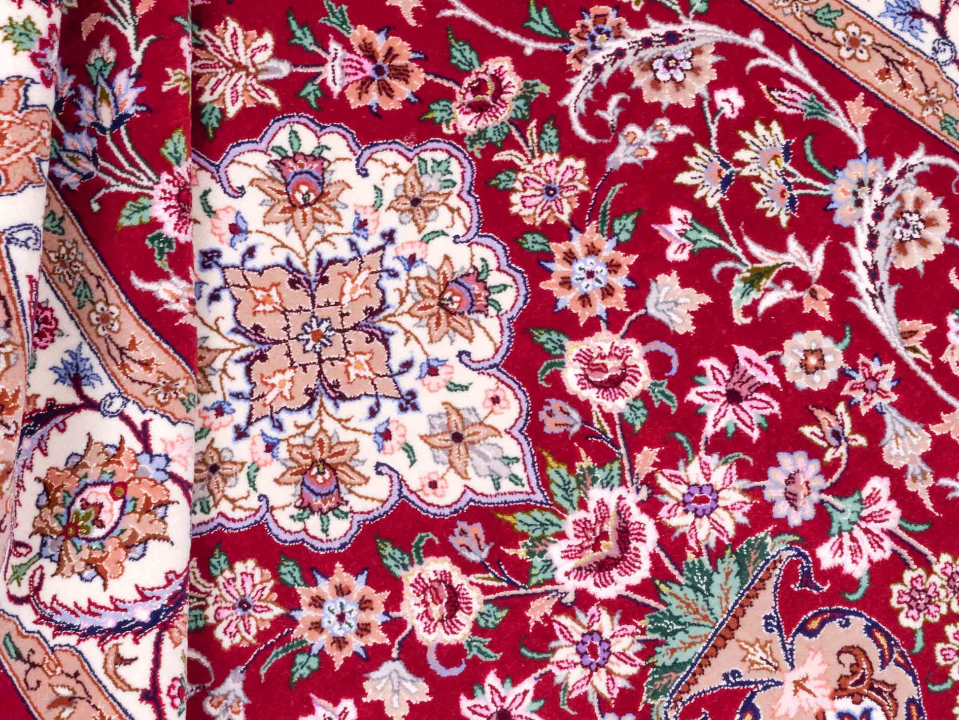 Handgeknüpfter "Entezari" Isfahan Perserteppich von Khademi aus Wolle mit Seide, rot. Feiner, persischer Teppich mit Medaillon, signiert. Orientteppich, geknüpft in Iran. Größe: 164 x 118 cm. Teppichnummer: SB3-1053 | Jupiter Intl.