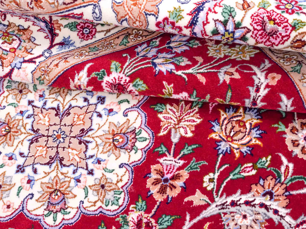 Handgeknüpfter "Entezari" Isfahan Perserteppich von Khademi aus Wolle mit Seide, rot. Feiner, persischer Teppich mit Medaillon, signiert. Orientteppich, geknüpft in Iran. Größe: 164 x 118 cm. Teppichnummer: SB3-1053 | Jupiter Intl.