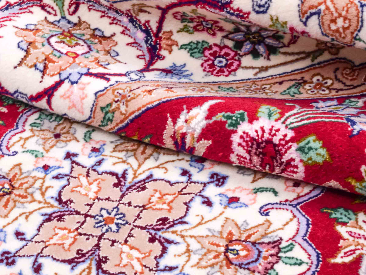 Handgeknüpfter "Entezari" Isfahan Perserteppich von Khademi aus Wolle mit Seide, rot. Feiner, persischer Teppich mit Medaillon, signiert. Orientteppich, geknüpft in Iran. Größe: 164 x 118 cm. Teppichnummer: SB3-1053 | Jupiter Intl.
