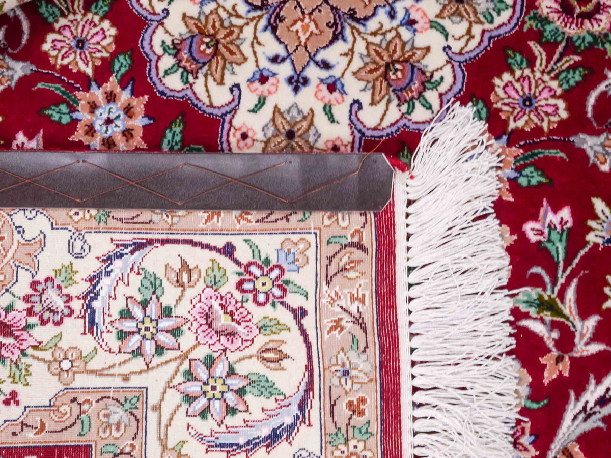 Handgeknüpfter "Entezari" Isfahan Perserteppich von Khademi aus Wolle mit Seide, rot. Feiner, persischer Teppich mit Medaillon, signiert. Orientteppich, geknüpft in Iran. Größe: 164 x 118 cm. Teppichnummer: SB3-1053 | Jupiter Intl.