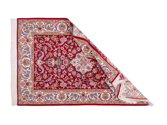 Handgeknüpfter "Entezari" Isfahan Perserteppich von Khademi aus Wolle mit Seide, rot. Feiner, persischer Teppich mit Medaillon, signiert. Orientteppich, geknüpft in Iran. Größe: 164 x 118 cm. Teppichnummer: SB3-1053 | Jupiter Intl.