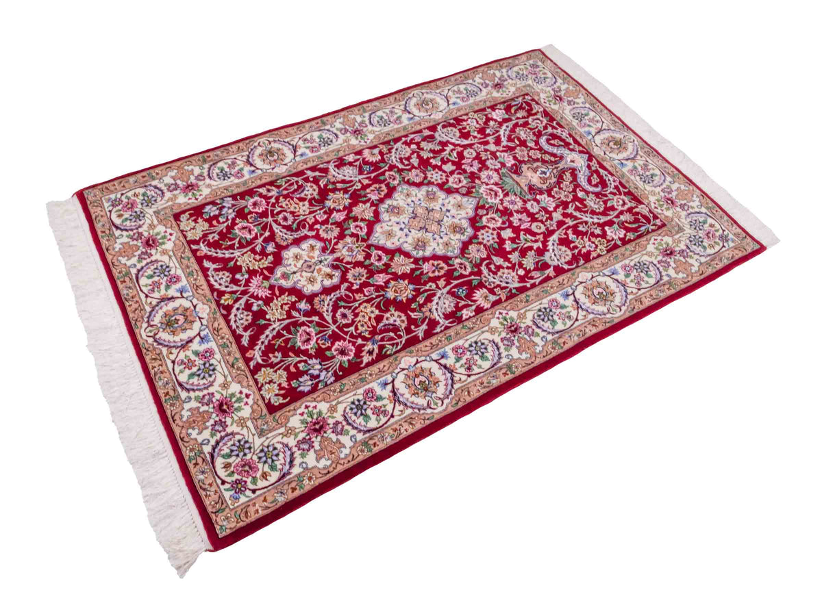 Handgeknüpfter "Entezari" Isfahan Perserteppich von Khademi aus Wolle mit Seide, rot. Feiner, persischer Teppich mit Medaillon, signiert. Orientteppich, geknüpft in Iran. Größe: 164 x 118 cm. Teppichnummer: SB3-1053 | Jupiter Intl.