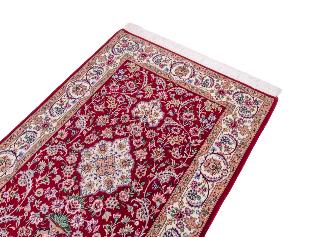 Handgeknüpfter "Entezari" Isfahan Perserteppich von Khademi aus Wolle mit Seide, rot. Feiner, persischer Teppich mit Medaillon, signiert. Orientteppich, geknüpft in Iran. Größe: 164 x 118 cm. Teppichnummer: SB3-1053 | Jupiter Intl.