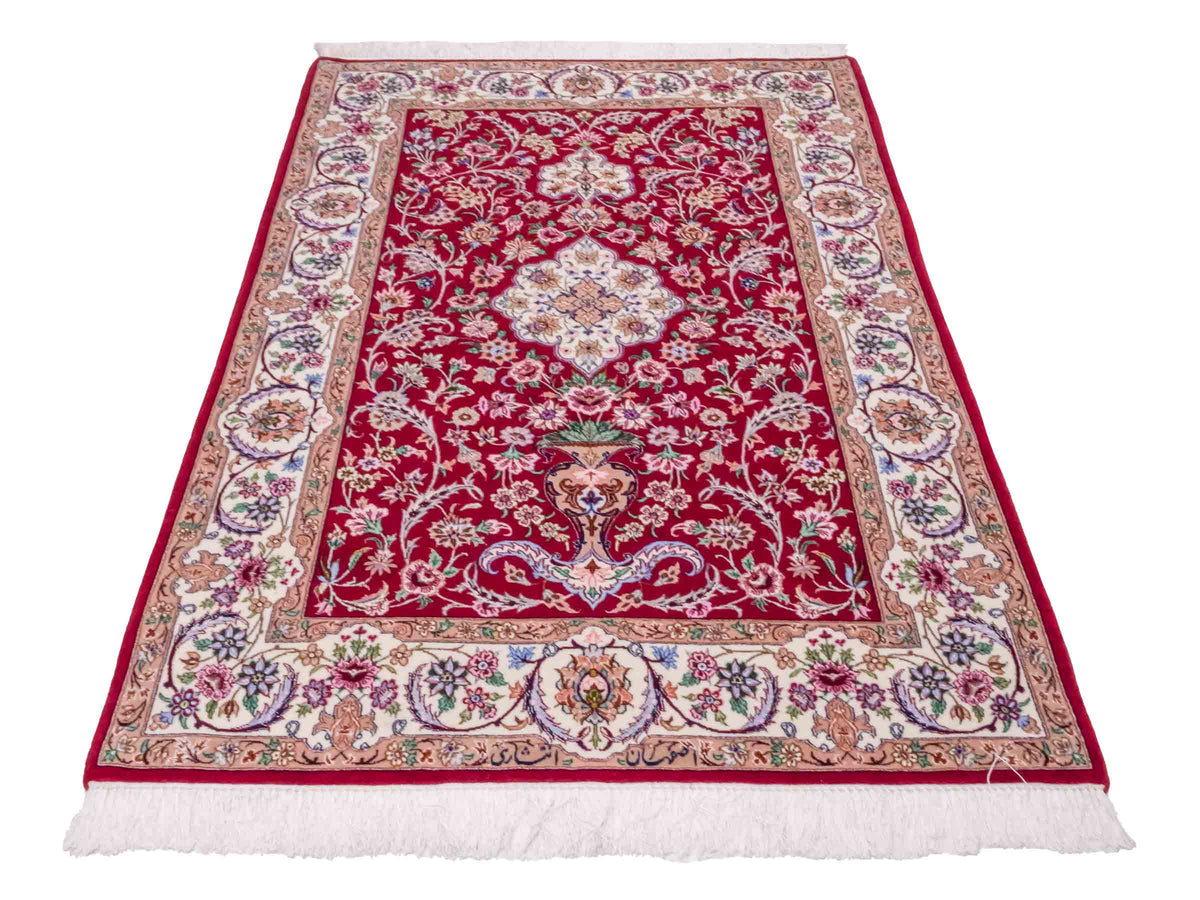 Handgeknüpfter "Entezari" Isfahan Perserteppich von Khademi aus Wolle mit Seide, rot. Feiner, persischer Teppich mit Medaillon, signiert. Orientteppich, geknüpft in Iran. Größe: 164 x 118 cm. Teppichnummer: SB3-1053 | Jupiter Intl.