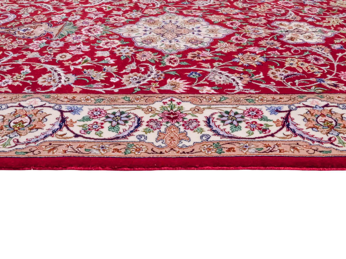 Handgeknüpfter "Entezari" Isfahan Perserteppich von Khademi aus Wolle mit Seide, rot. Feiner, persischer Teppich mit Medaillon, signiert. Orientteppich, geknüpft in Iran. Größe: 164 x 118 cm. Teppichnummer: SB3-1053 | Jupiter Intl.