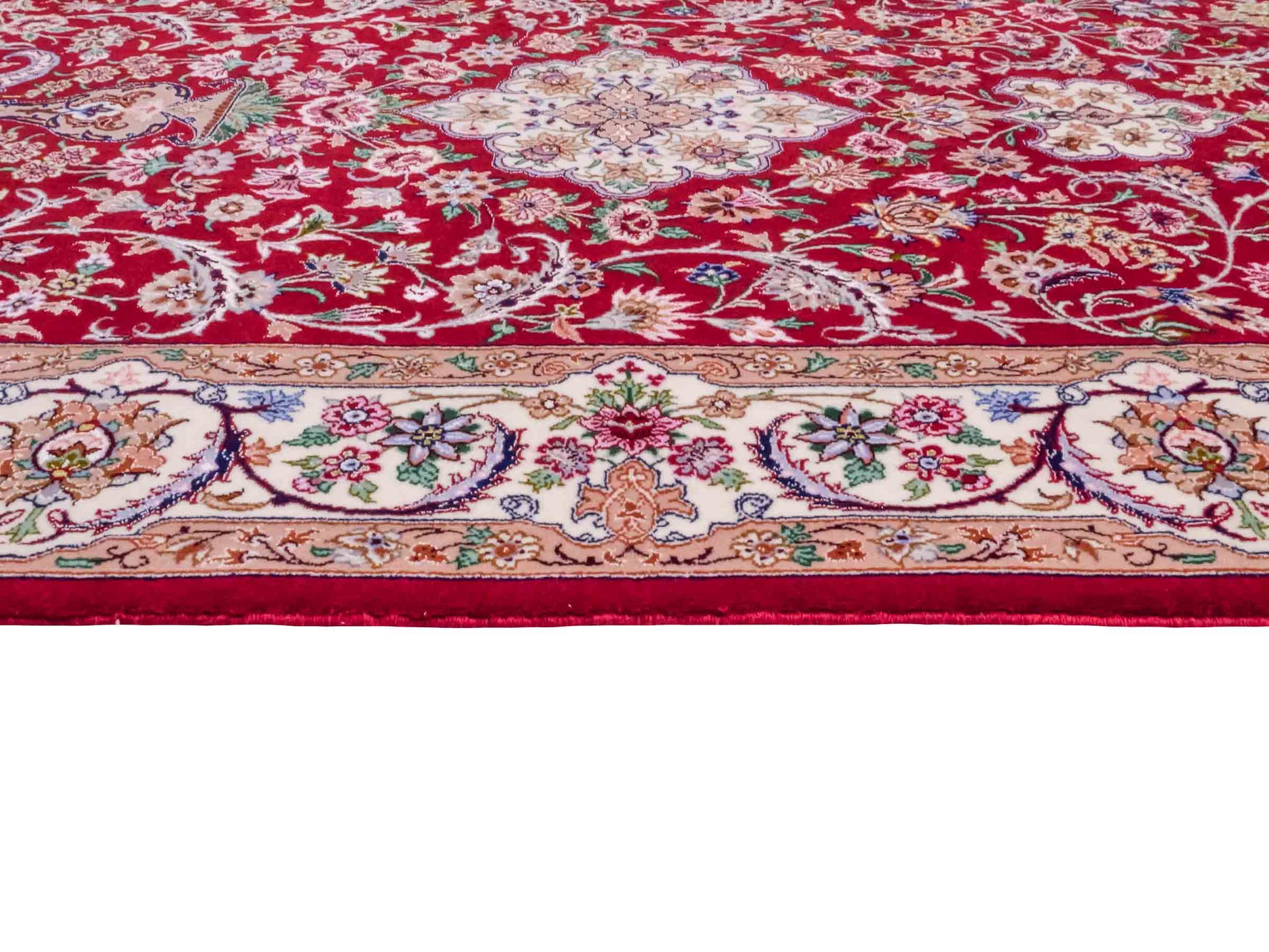 Handgeknüpfter "Entezari" Isfahan Perserteppich von Khademi aus Wolle mit Seide, rot. Feiner, persischer Teppich mit Medaillon, signiert. Orientteppich, geknüpft in Iran. Größe: 164 x 118 cm. Teppichnummer: SB3-1053 | Jupiter Intl.