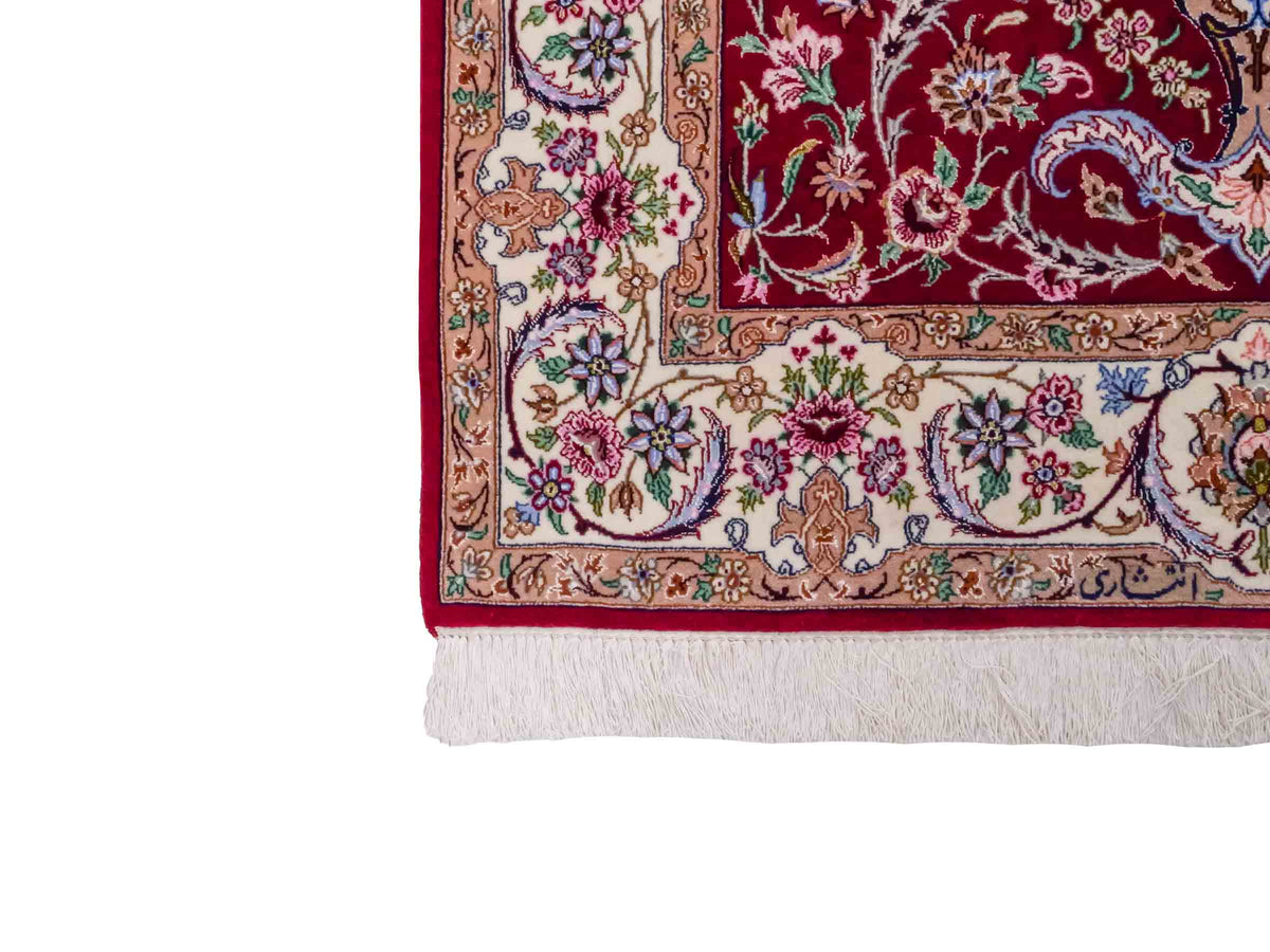 Handgeknüpfter "Entezari" Isfahan Perserteppich von Khademi aus Wolle mit Seide, rot. Feiner, persischer Teppich mit Medaillon, signiert. Orientteppich, geknüpft in Iran. Größe: 164 x 118 cm. Teppichnummer: SB3-1053 | Jupiter Intl.