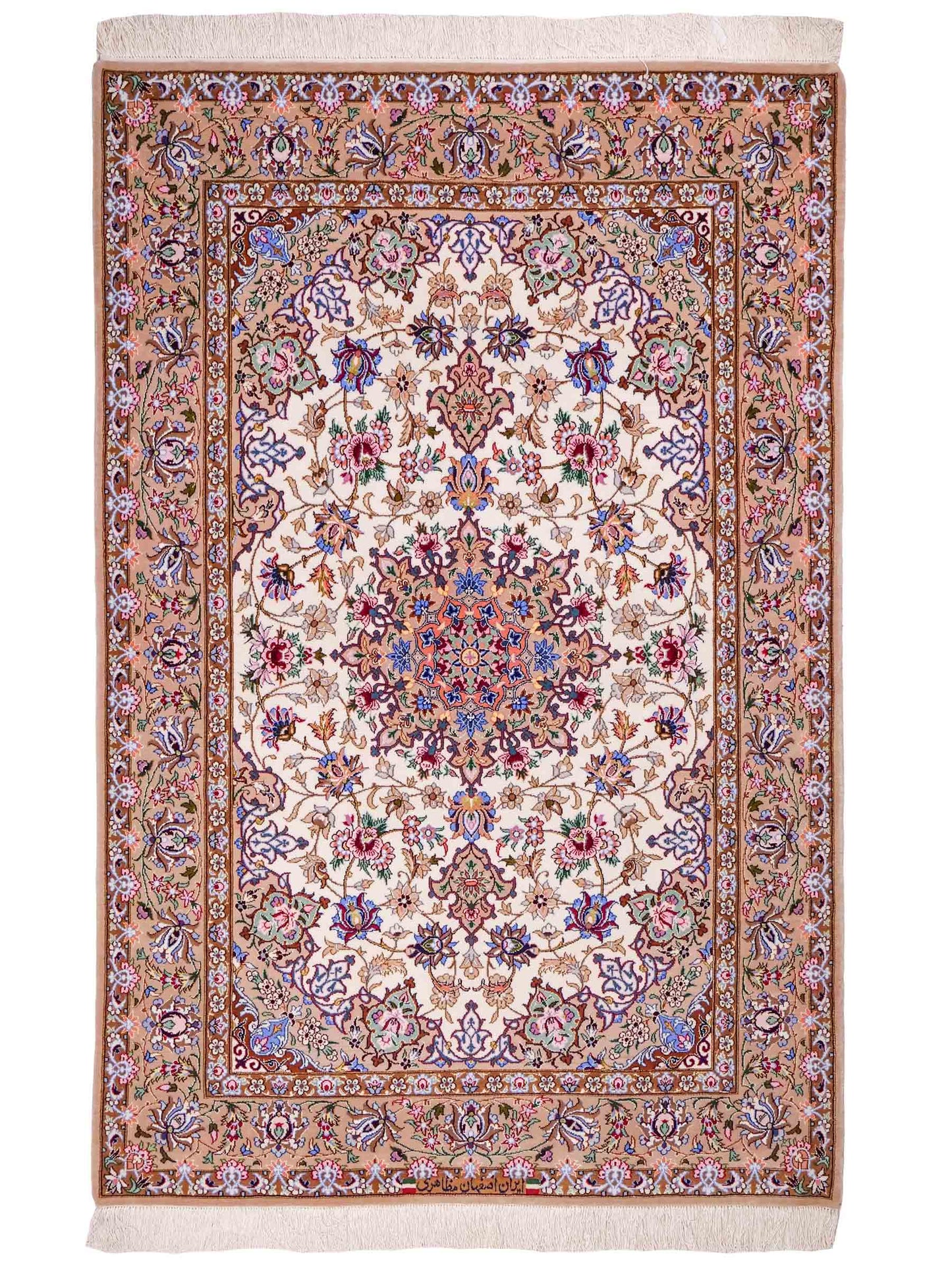 Handgeknüpfter "Mazaheri" Isfahan Perserteppich von Khademi aus Wolle mit Seide, beige, creme. Feiner, persischer Teppich mit Medaillon, signiert. Orientteppich handgeknüpft in Iran. Größe: 165 x 107 cm. Teppichnummer: DB3-1045. Jupiter Intl.