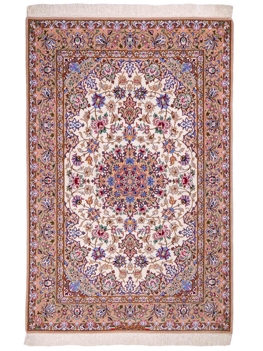 Handgeknüpfter "Mazaheri" Isfahan Perserteppich von Khademi aus Wolle mit Seide, beige, creme. Feiner, persischer Teppich mit Medaillon, signiert. Orientteppich handgeknüpft in Iran. Größe: 165 x 107 cm. Teppichnummer: DB3-1045. Jupiter Intl.